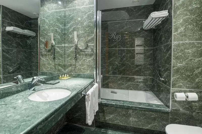 Bathroom in Hospedium Hotel Mirador de Gredos