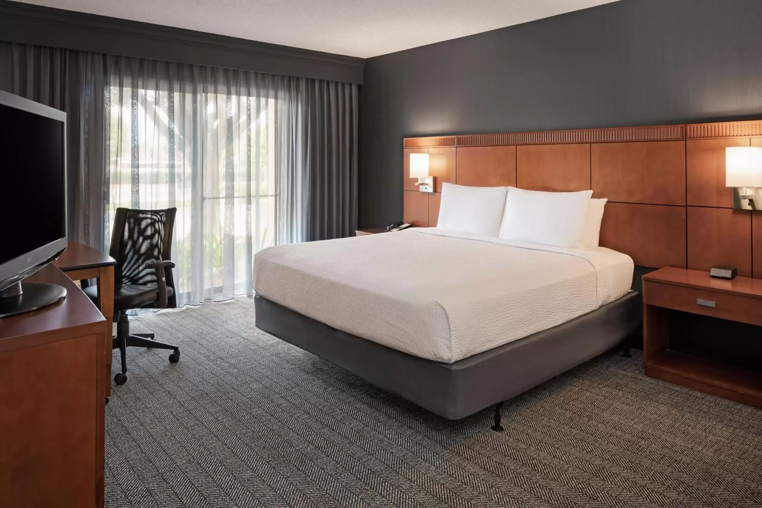 Photo of the whole room, Bed in Courtyard Anaheim Buena Park