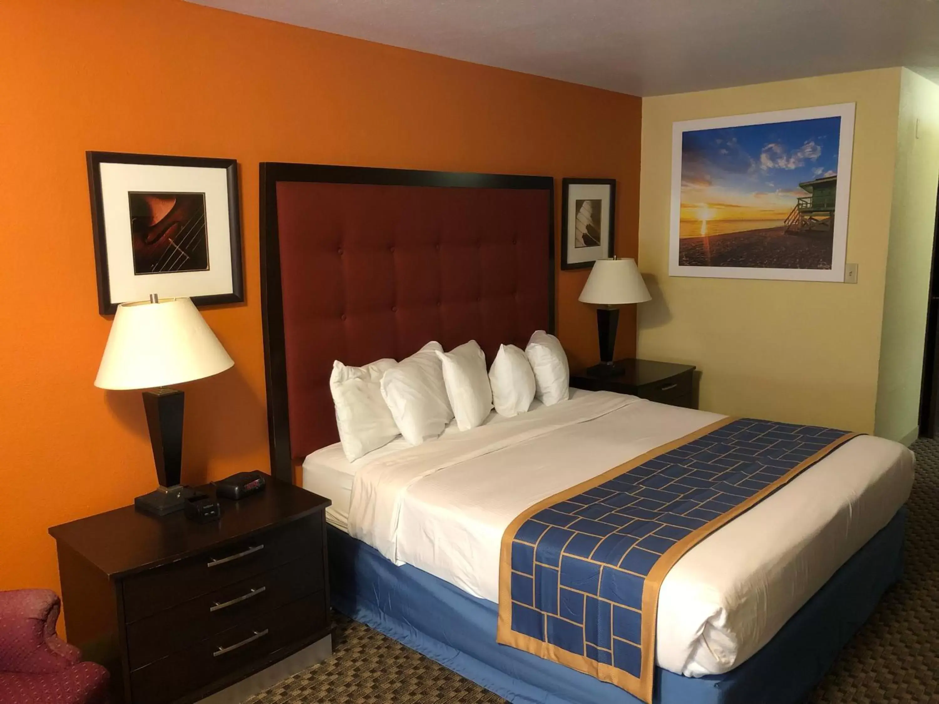 Bedroom, Bed in Days Inn & Suites by Wyndham Stevens Point