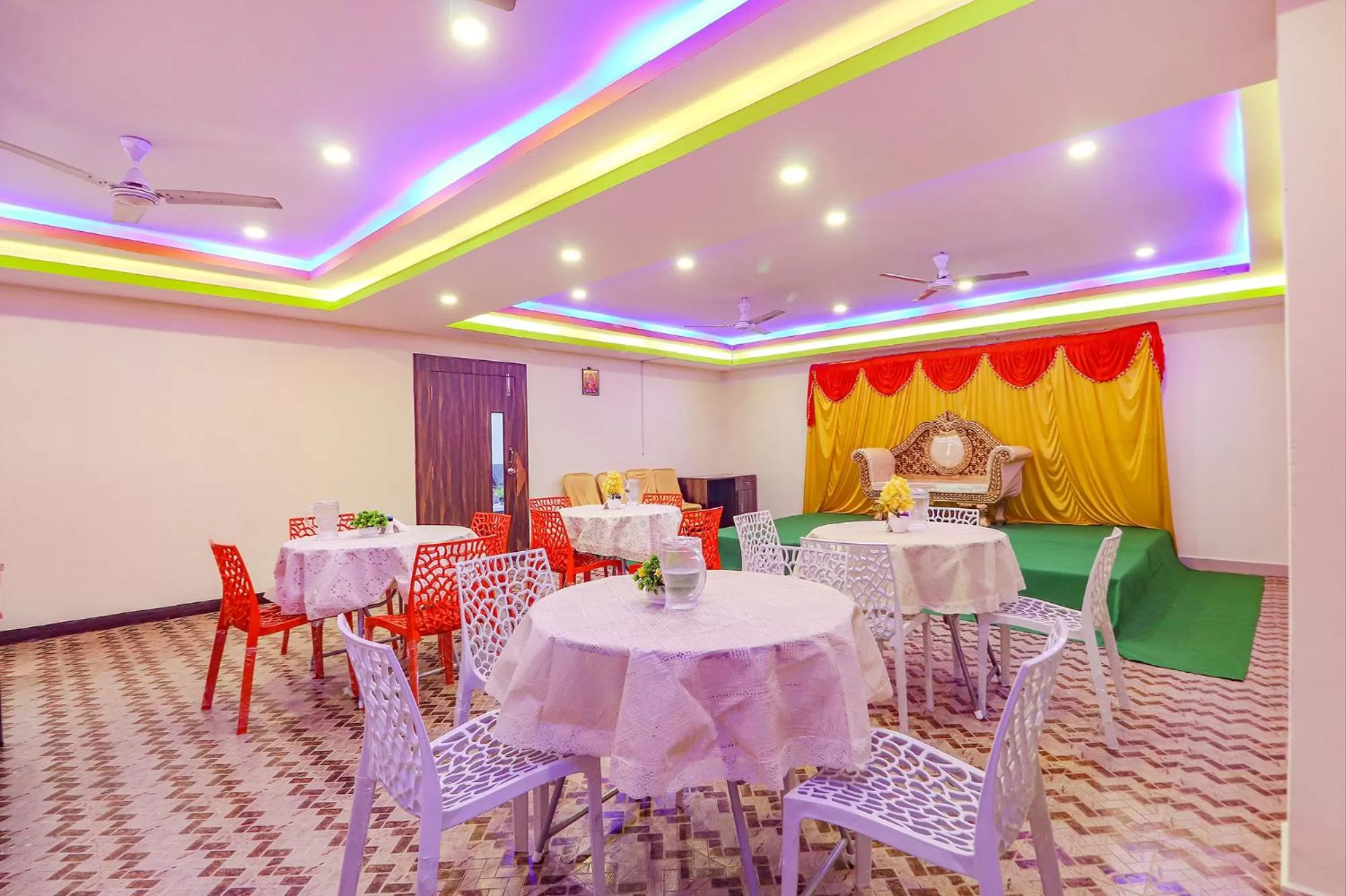 Restaurant/places to eat in FabExpress Broholic Suites - Nr JNTU Kukatpally