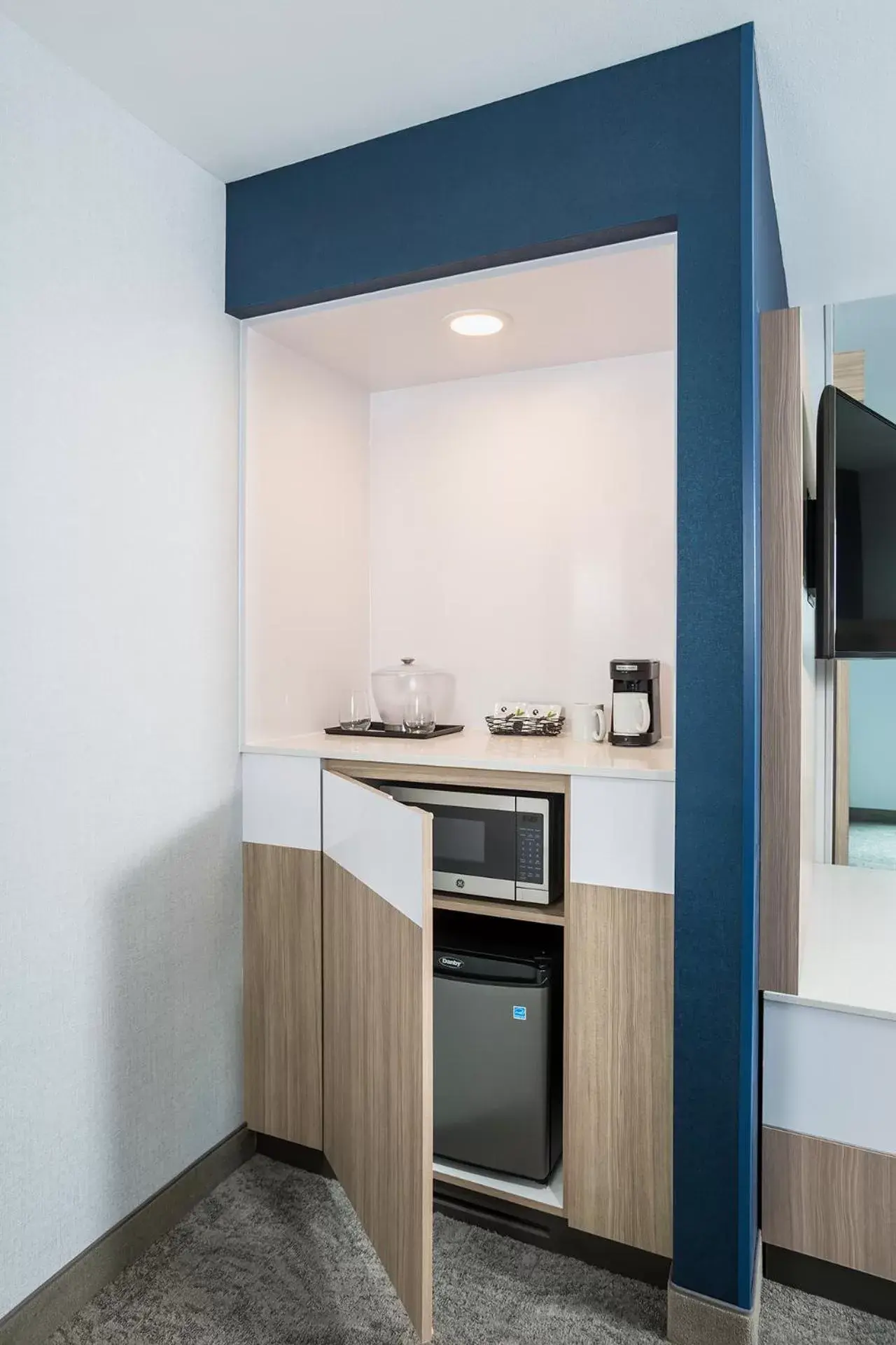 minibar, Kitchen/Kitchenette in SpringHill Suites St. Paul Downtown