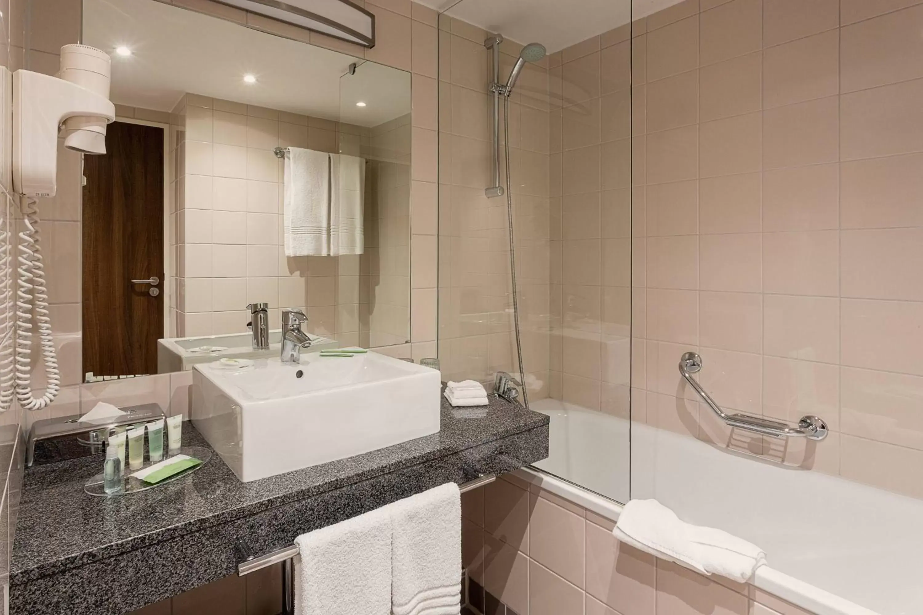 Bathroom in Courtyard by Marriott Toulouse Airport