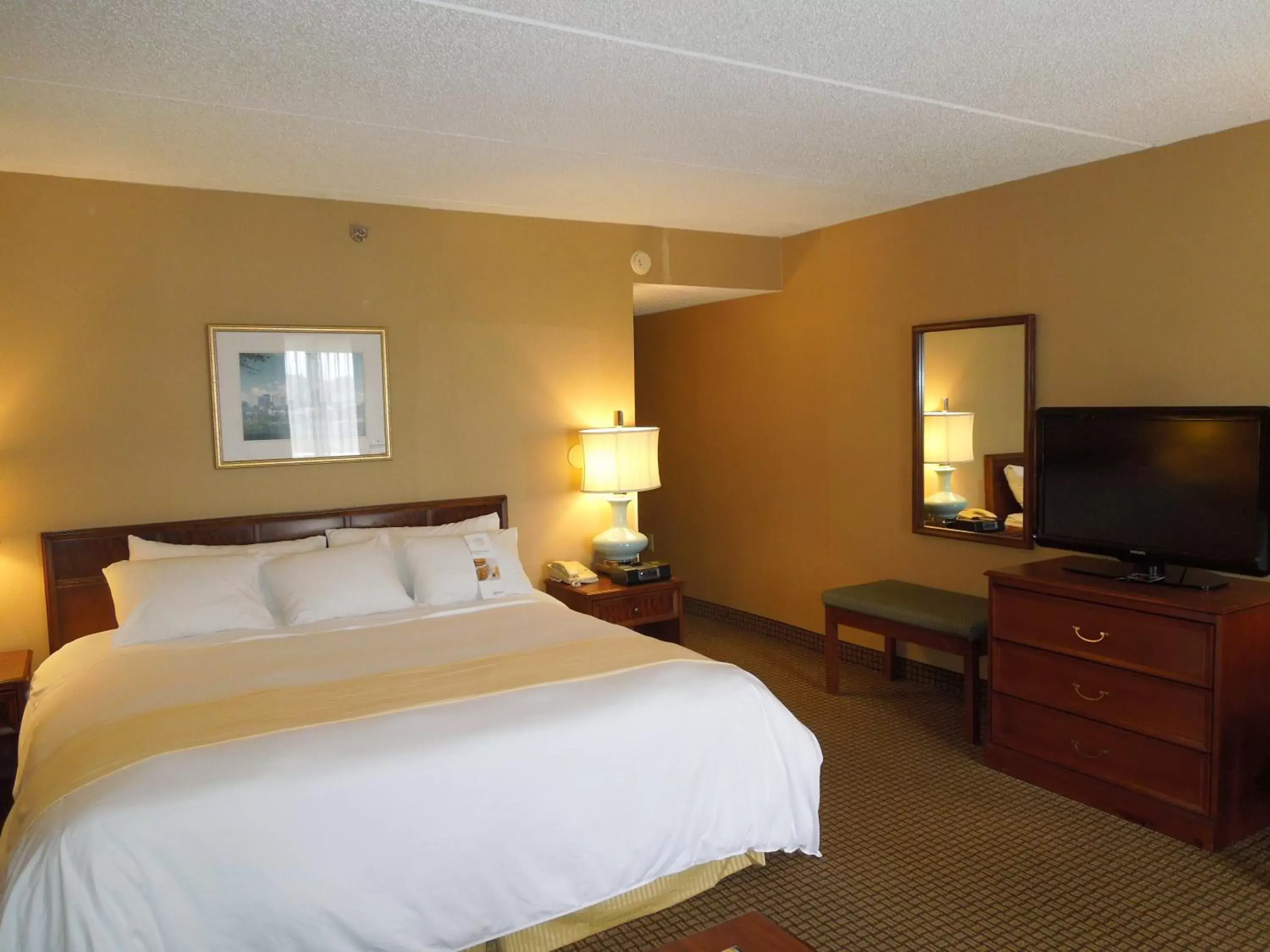 Bedroom, Bed in Radisson Cleveland Airport