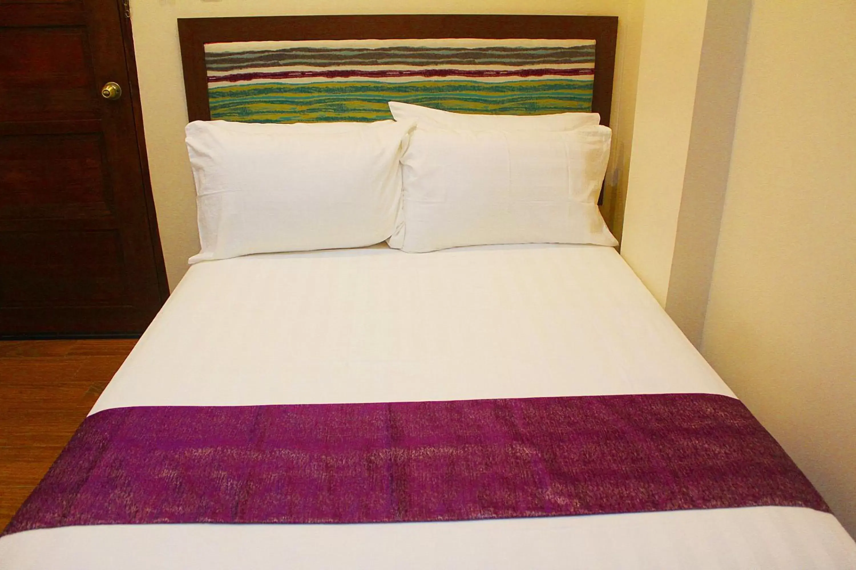 Shower, Bed in Golden Gate Suites Shower, Bed in Golden Gate Suites