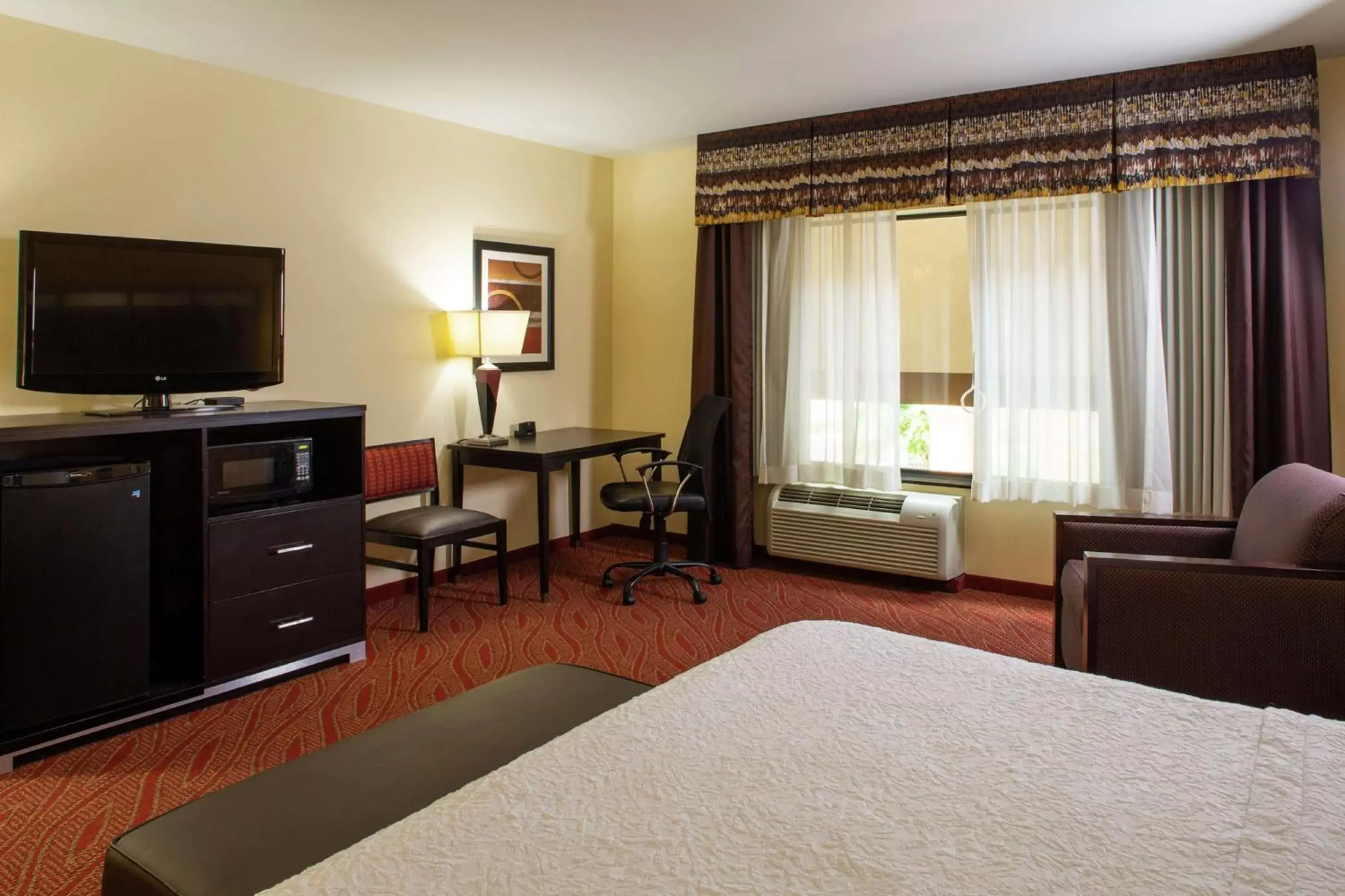 Bedroom, TV/Entertainment Center in Hampton Inn Limerick