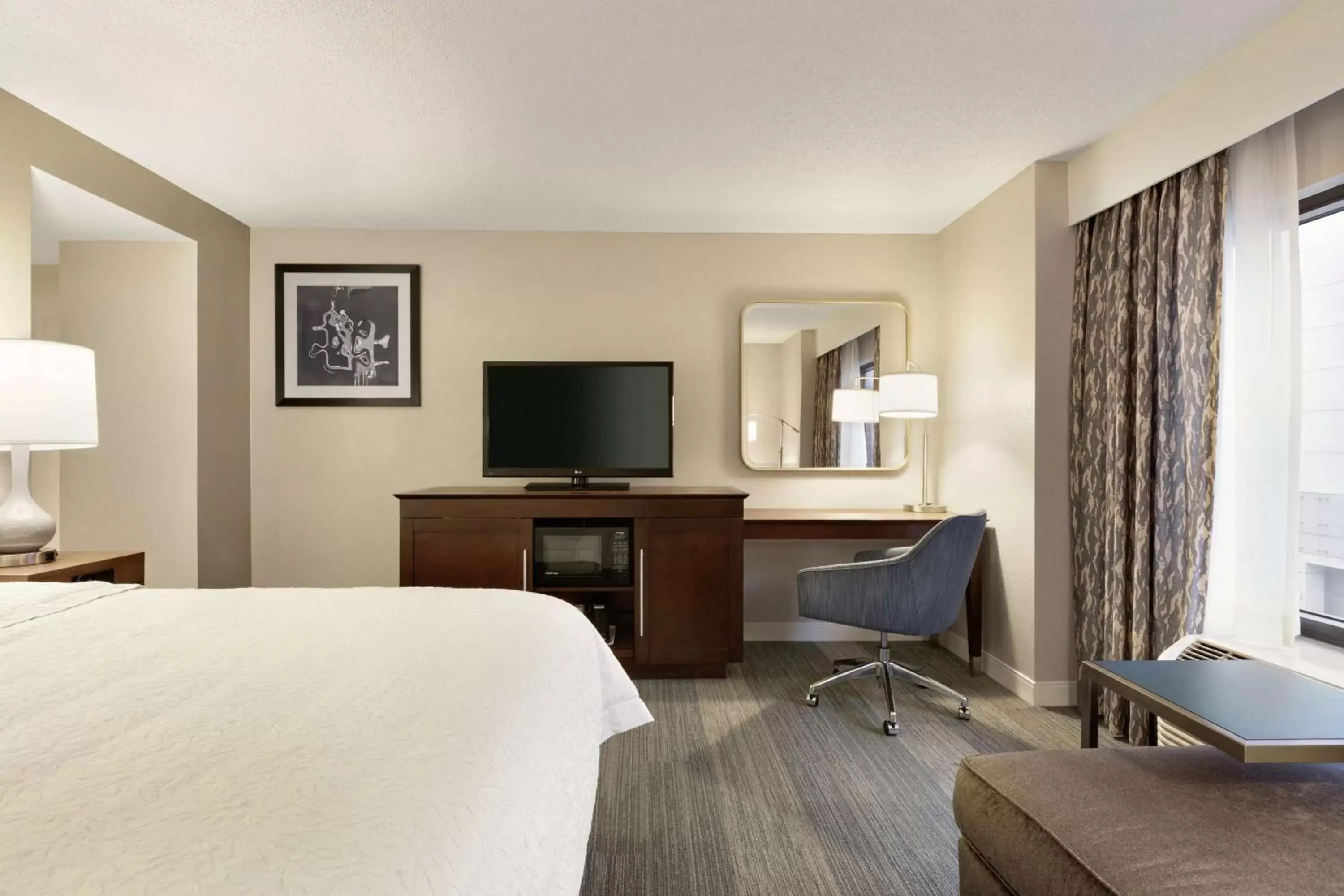 Bedroom, TV/Entertainment Center in Hampton Inn & Suites Nashville-Downtown