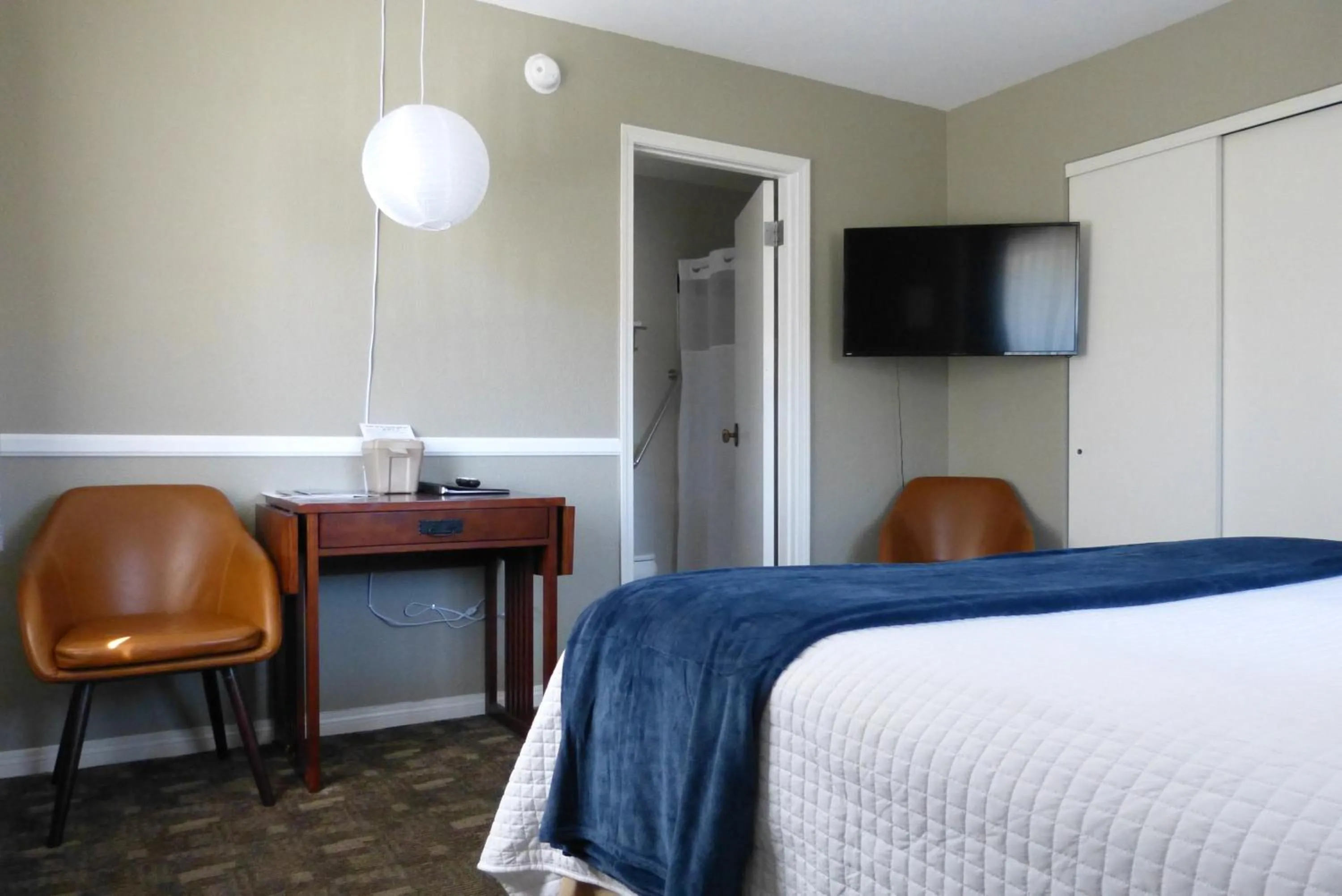 Bed in Baby Quail Inn