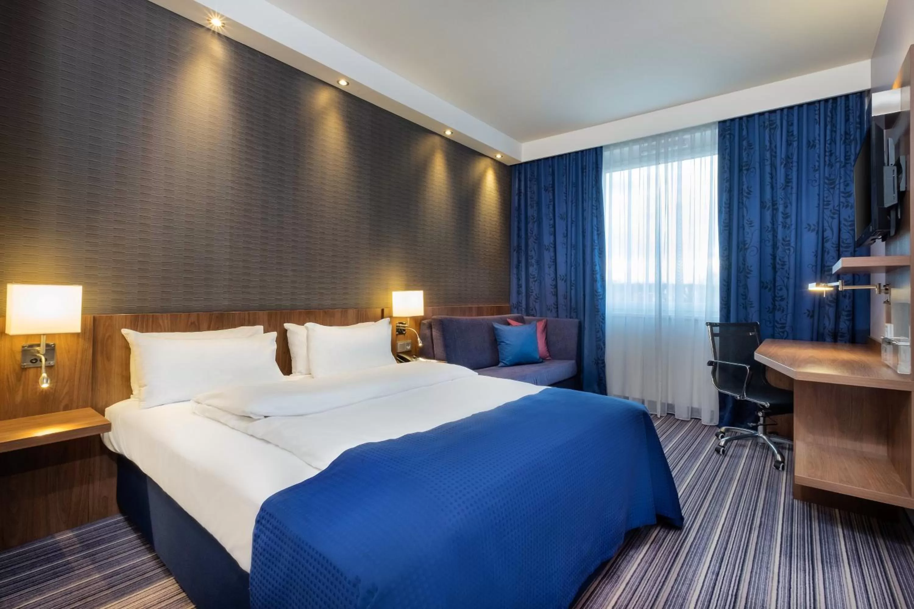 Photo of the whole room, Bed in Holiday Inn Express Friedrichshafen by IHG