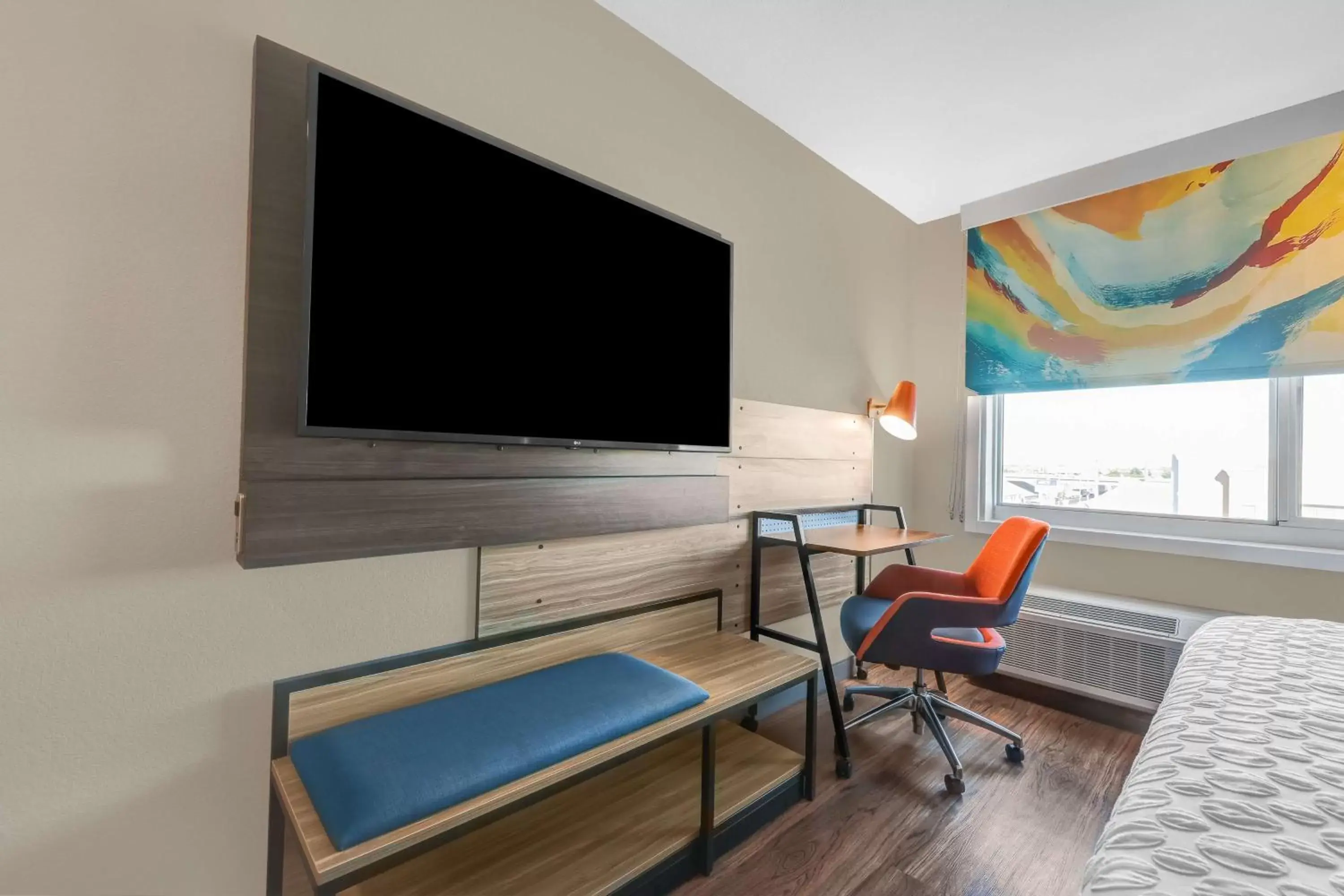 Bedroom, TV/Entertainment Center in Tru By Hilton Lathrop