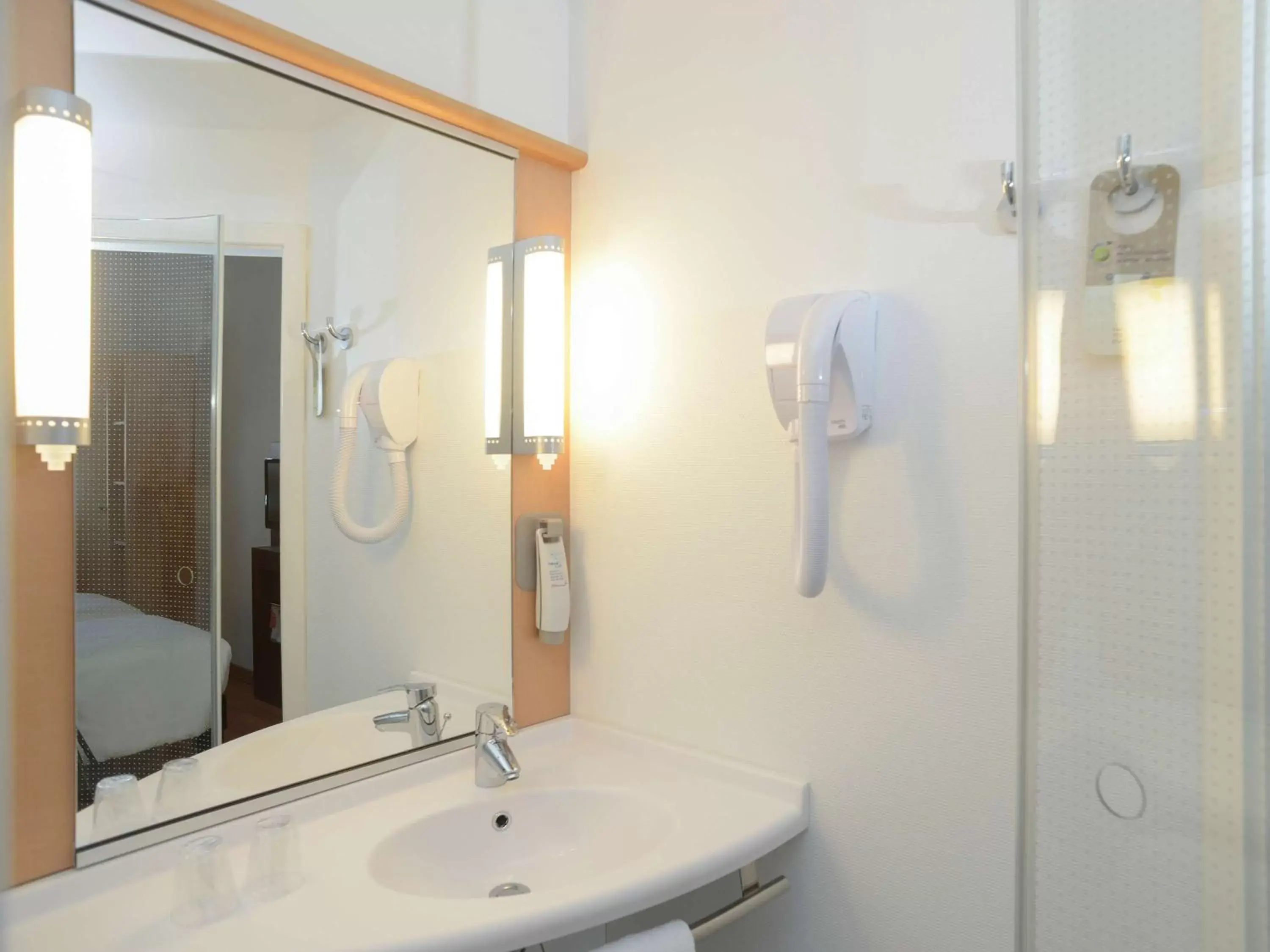 Photo of the whole room, Bathroom in Hotel Ibis Lisboa Parque das Nações
