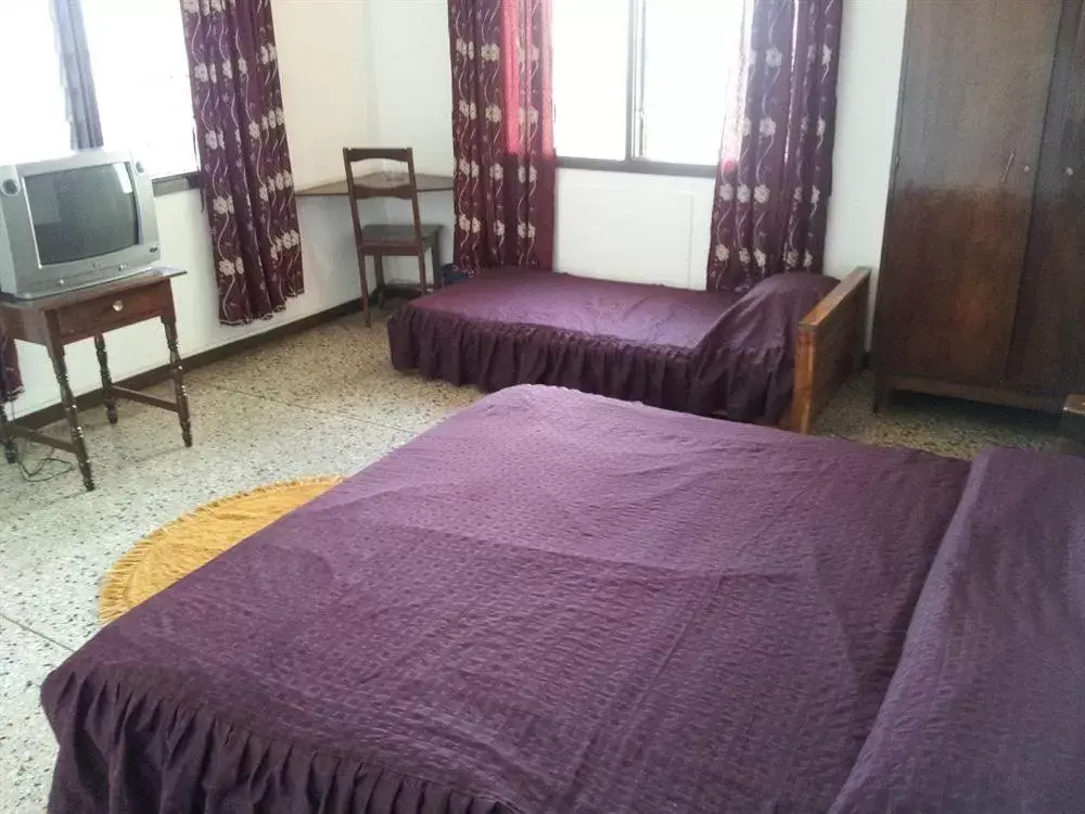 Photo of the whole room, Bed in Hotel Aurore Lomé