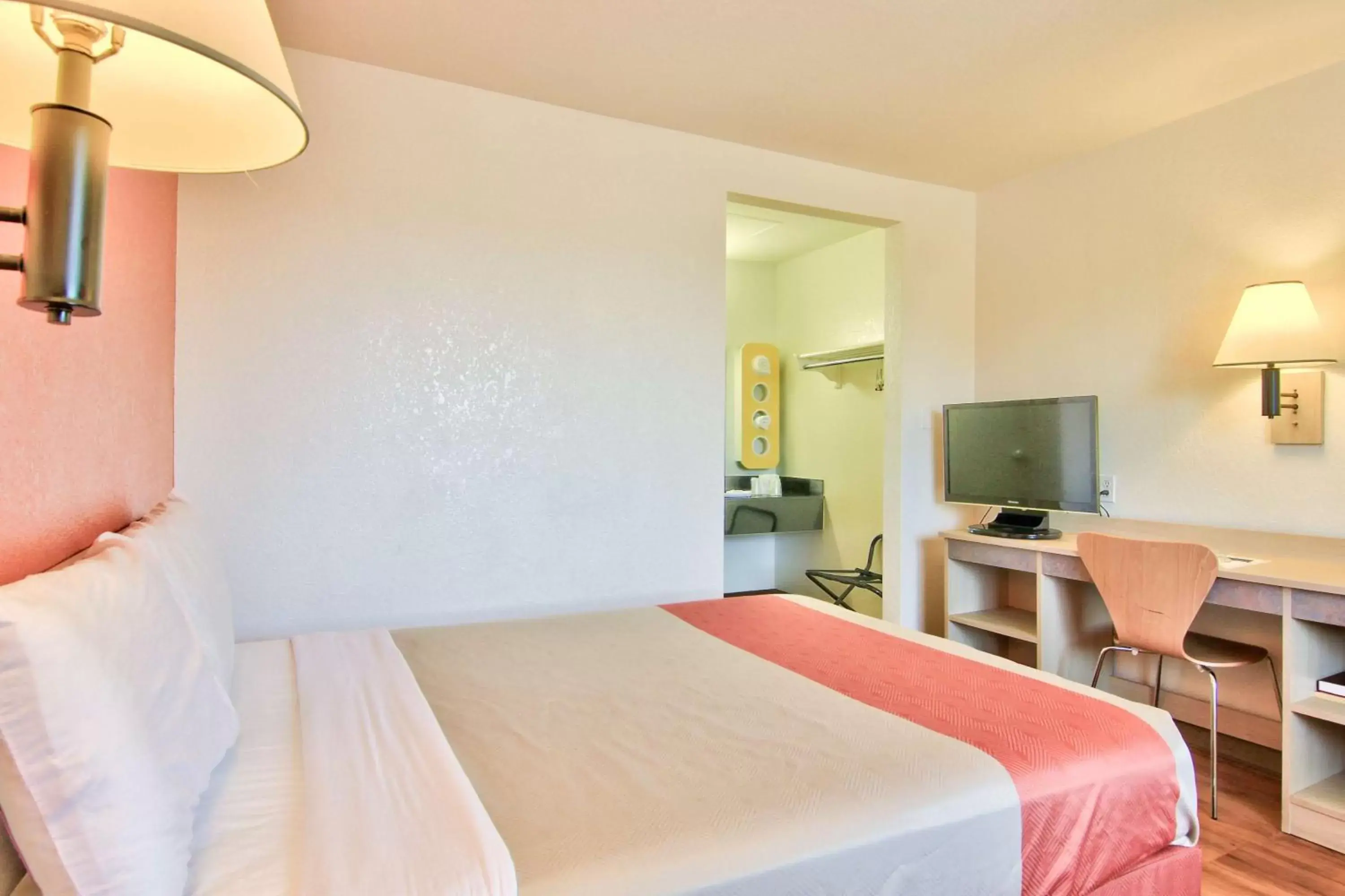 TV and multimedia, Bed in Motel 6-Sacramento, CA - South Sacramento and Elk Grove