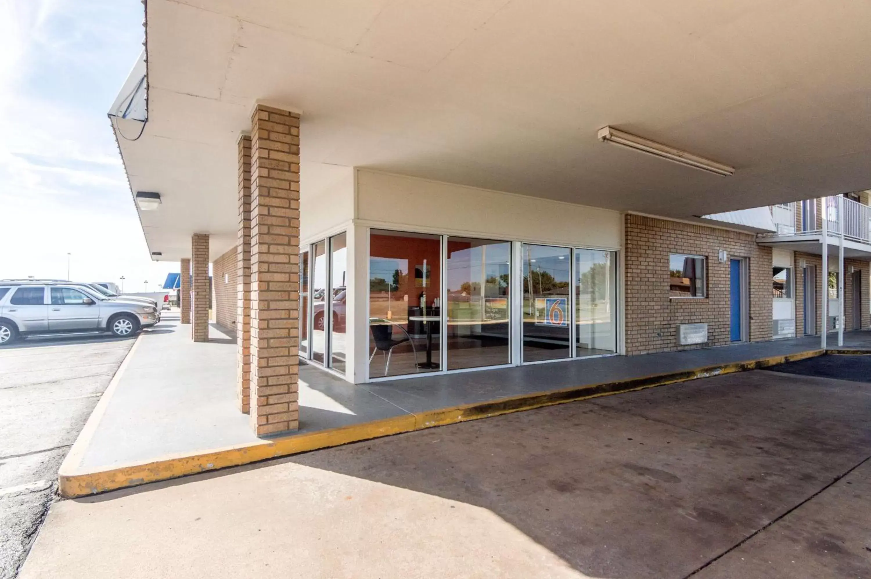 Property building in Motel 6-Clinton, OK