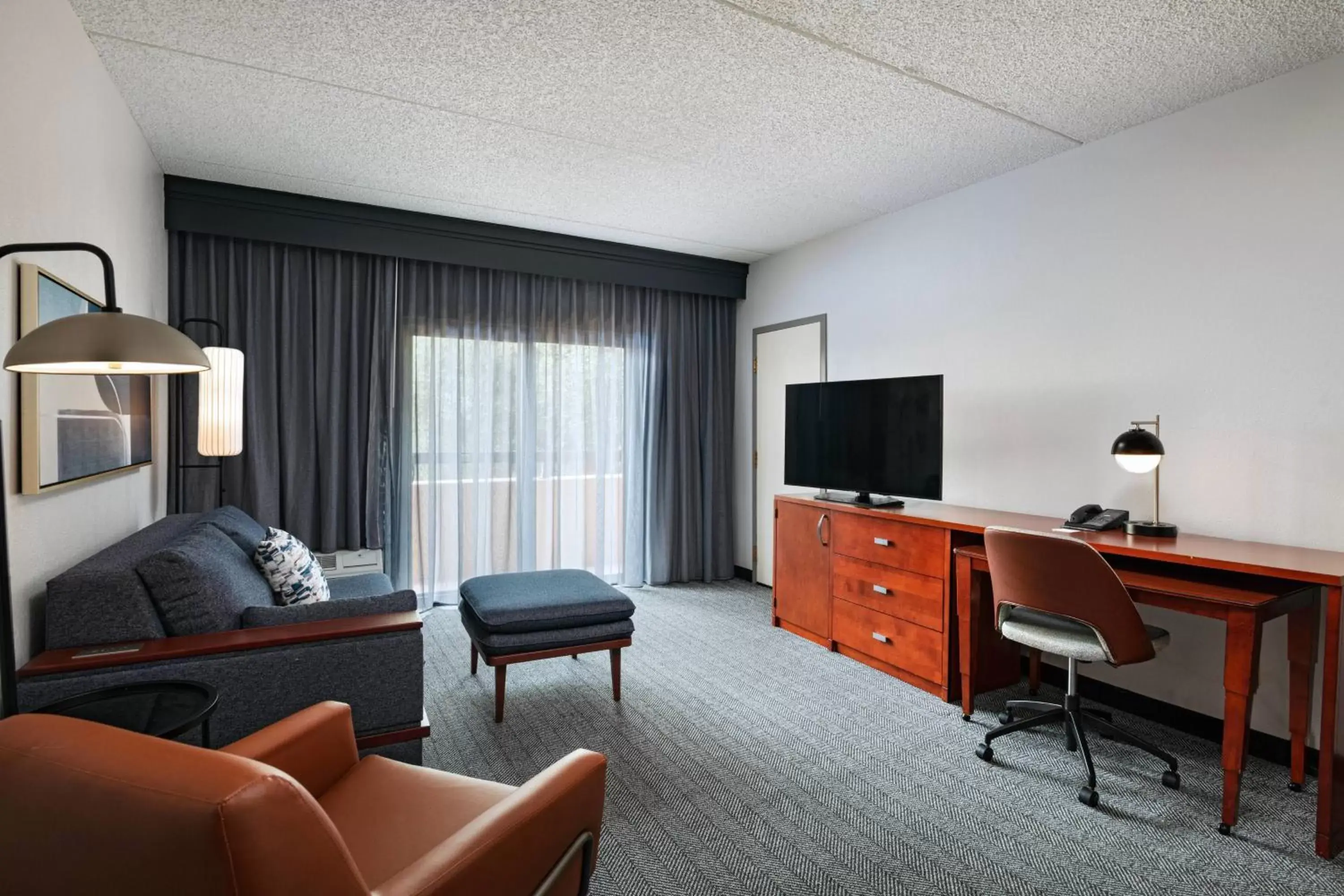 Living room, TV/Entertainment Center in Courtyard by Marriott San Antonio Medical Center