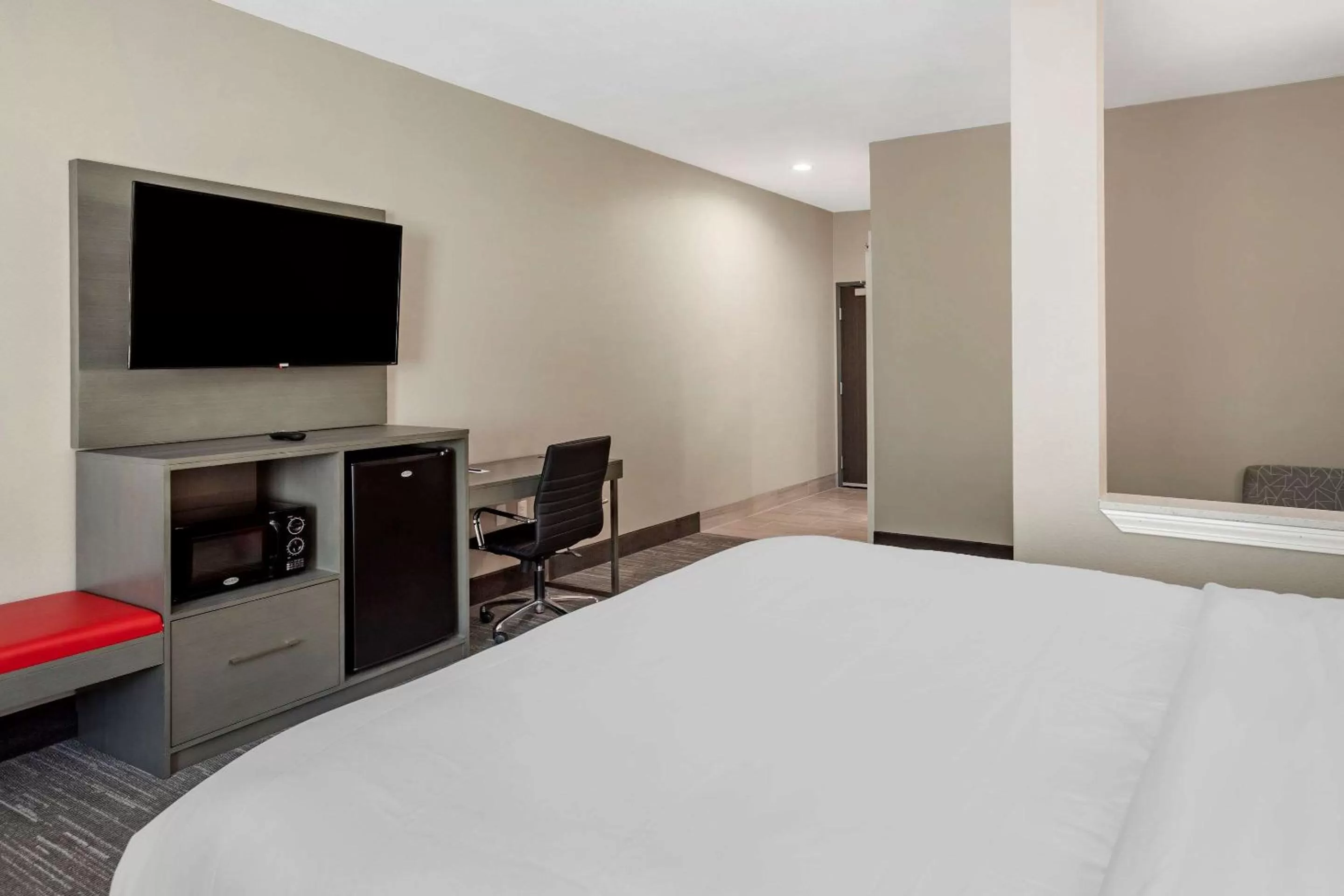 TV and multimedia, Bed in Comfort Inn & Suites