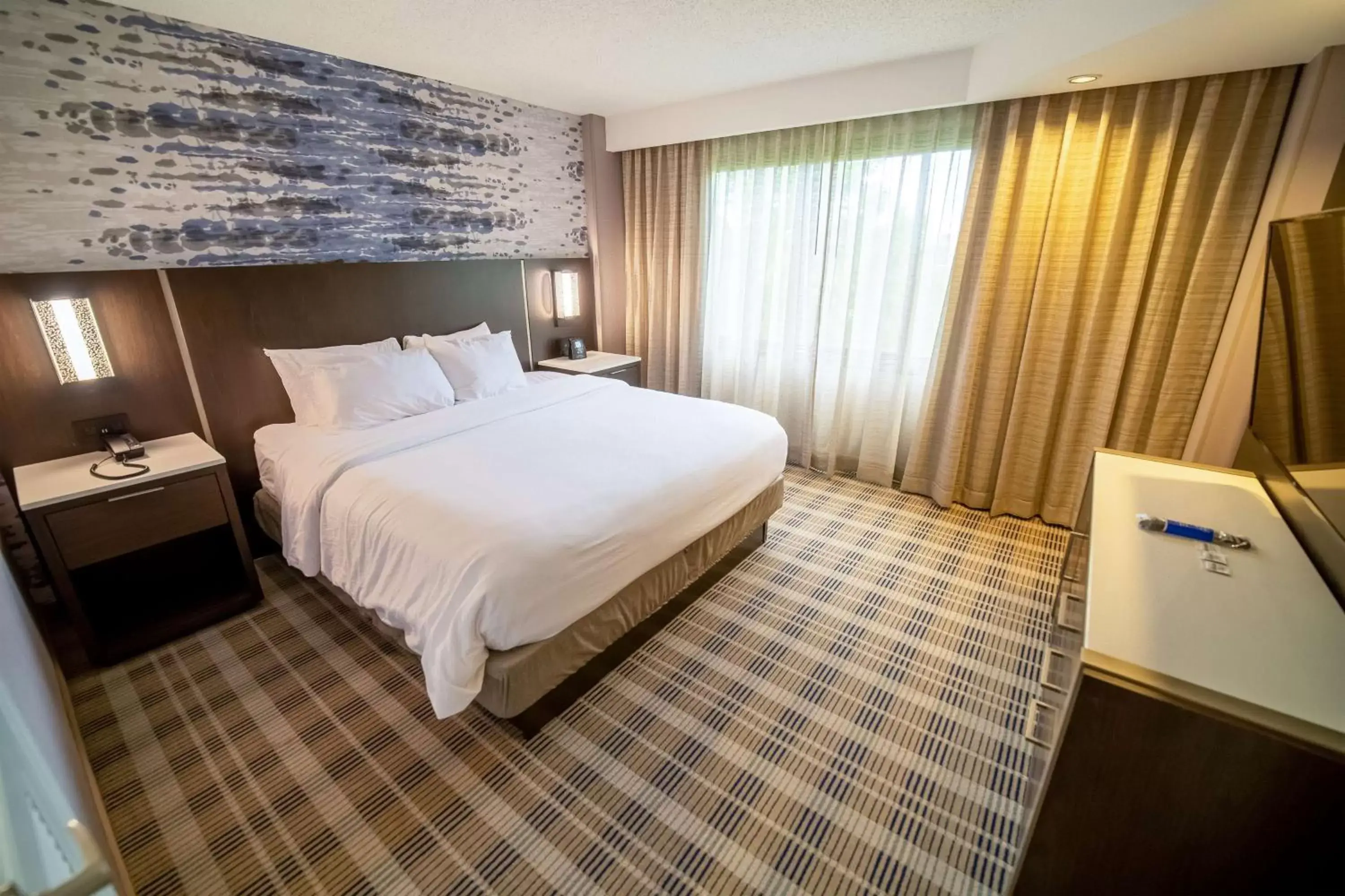 Bed in Embassy Suites by Hilton Kansas City Overland Park