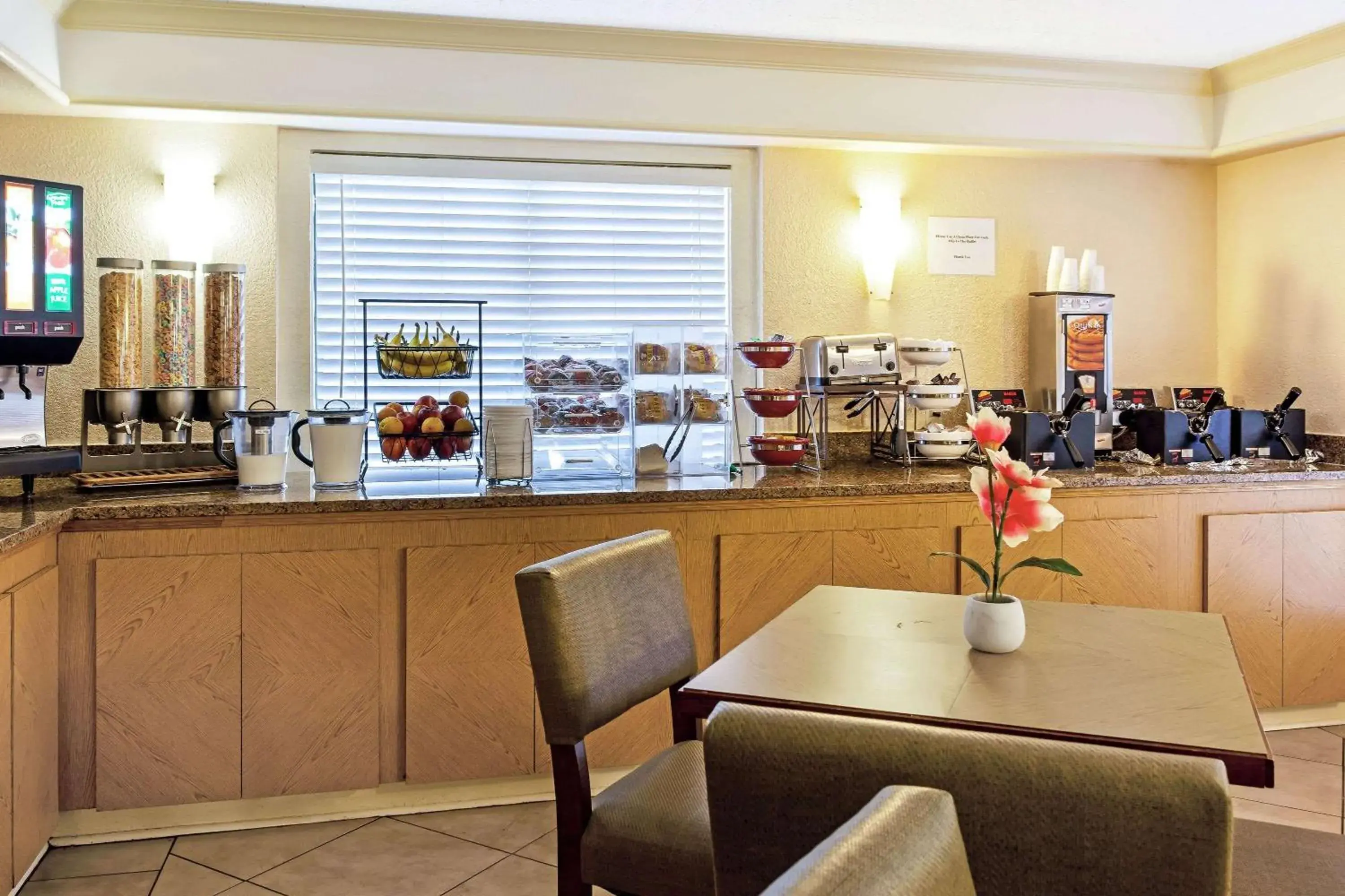 Restaurant/Places to Eat in La Quinta Inn by Wyndham College Station