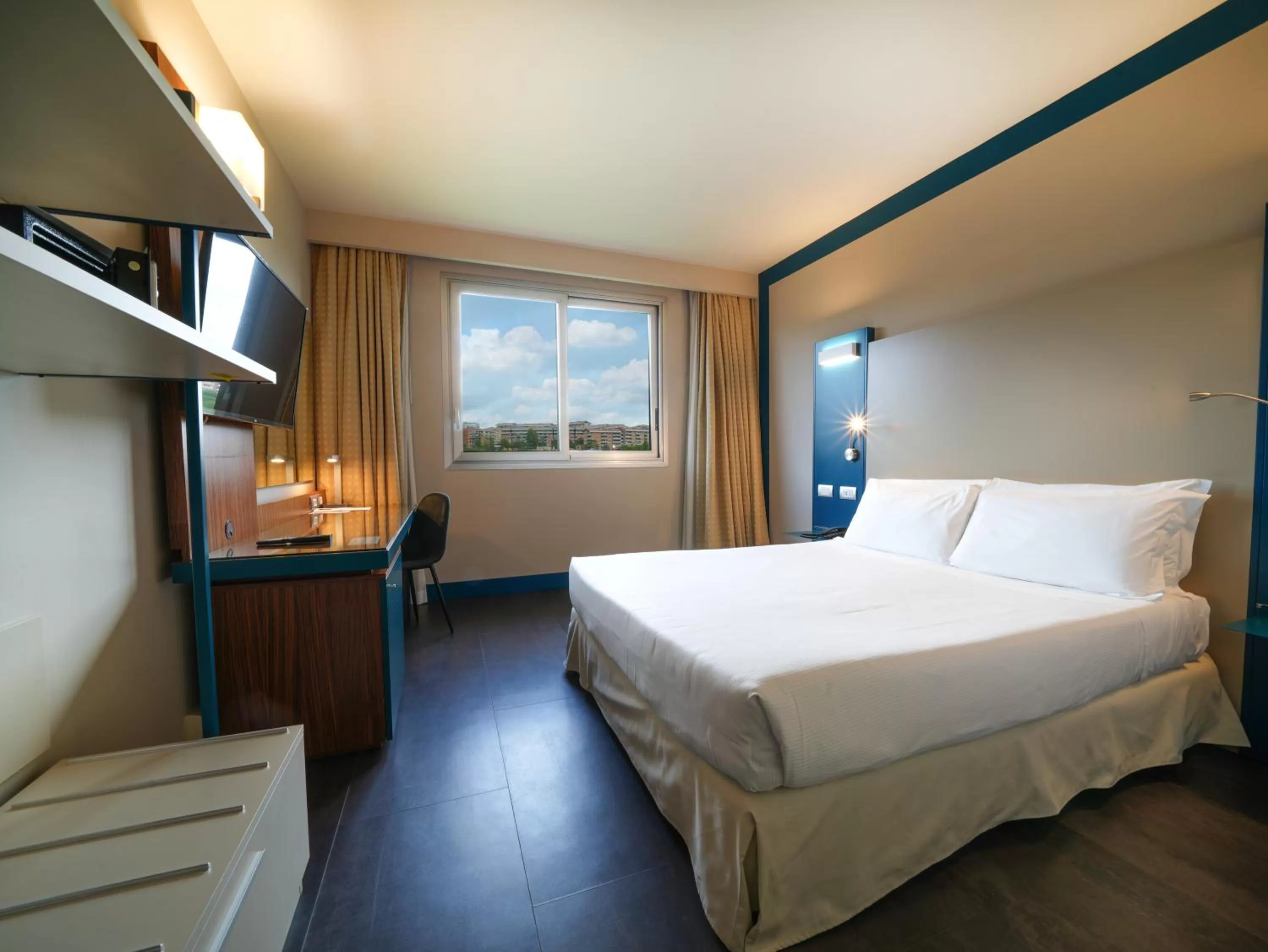 Bed in La Meridiana Bleisure Hotel