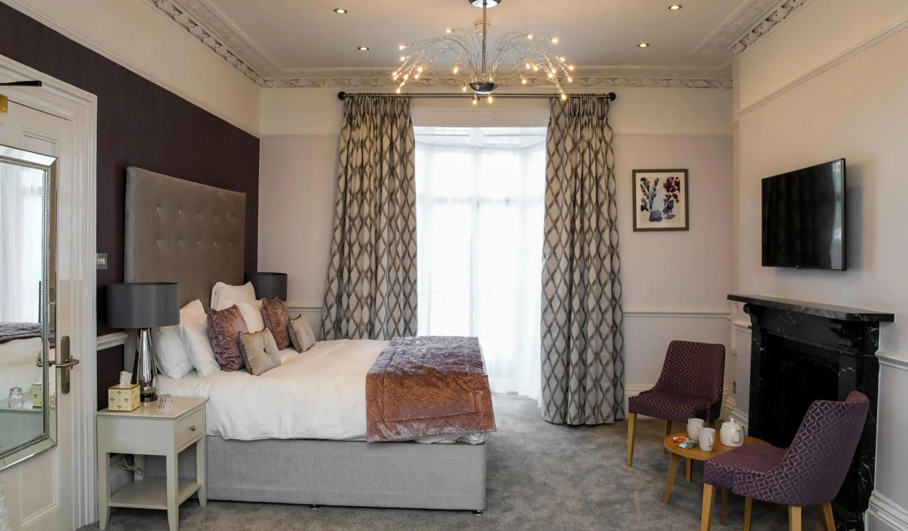 Bedroom, Bed in Queens Court Hotel