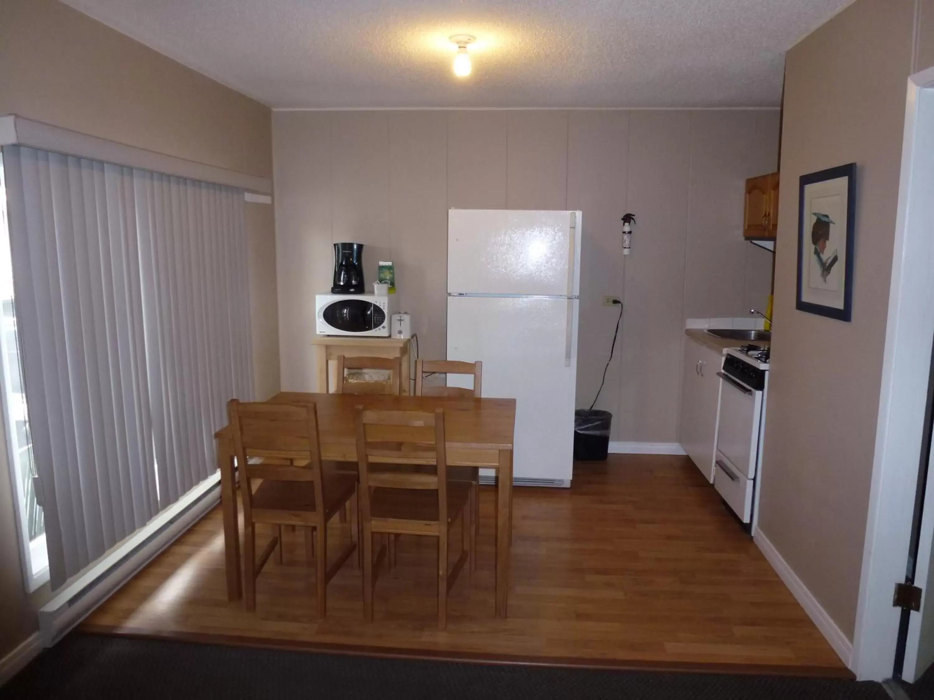 Kitchen or kitchenette, Dining Area in Apple Tree Inn