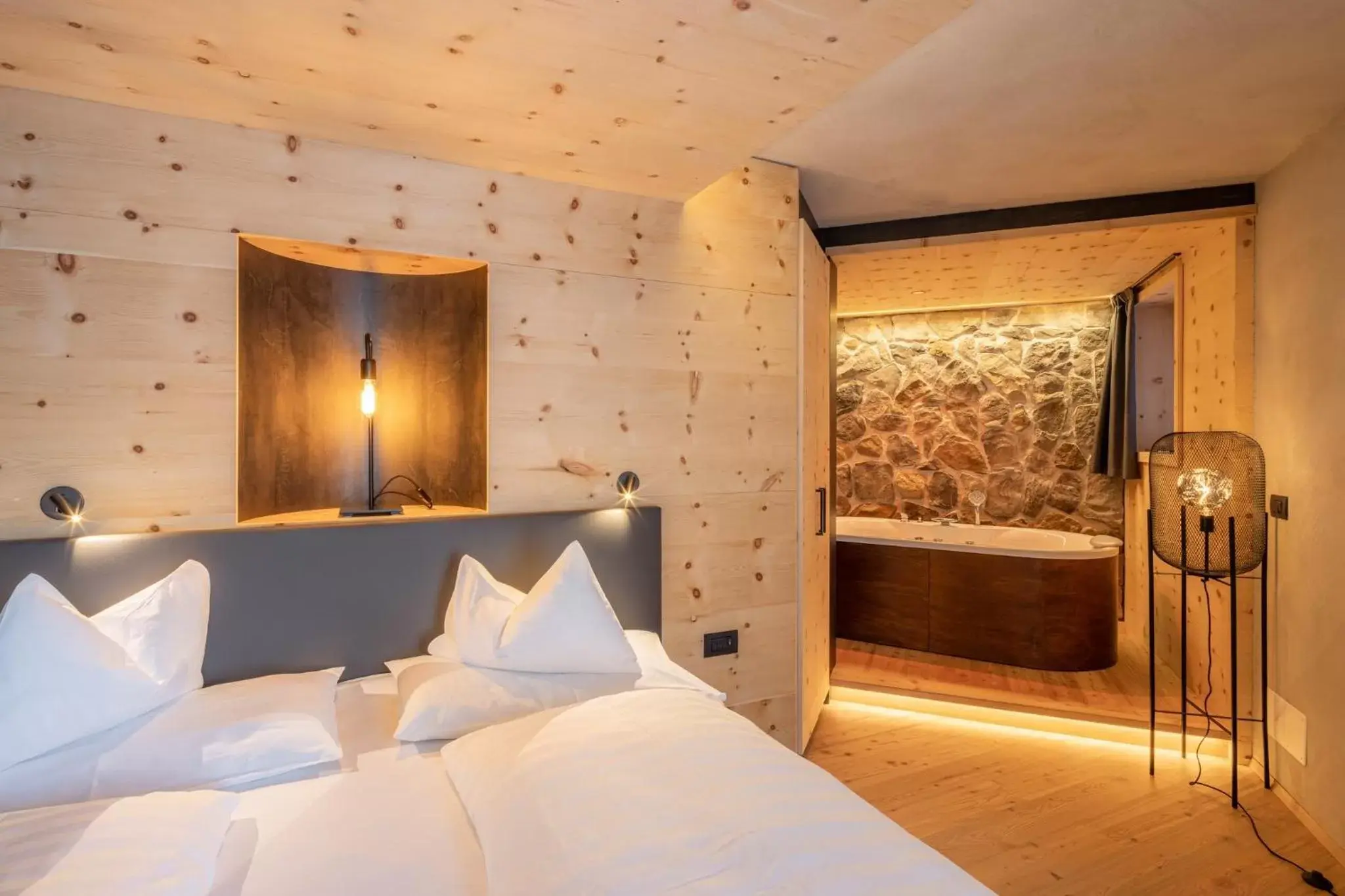 Hot Tub, Bed in La Roccia Wellness Hotel