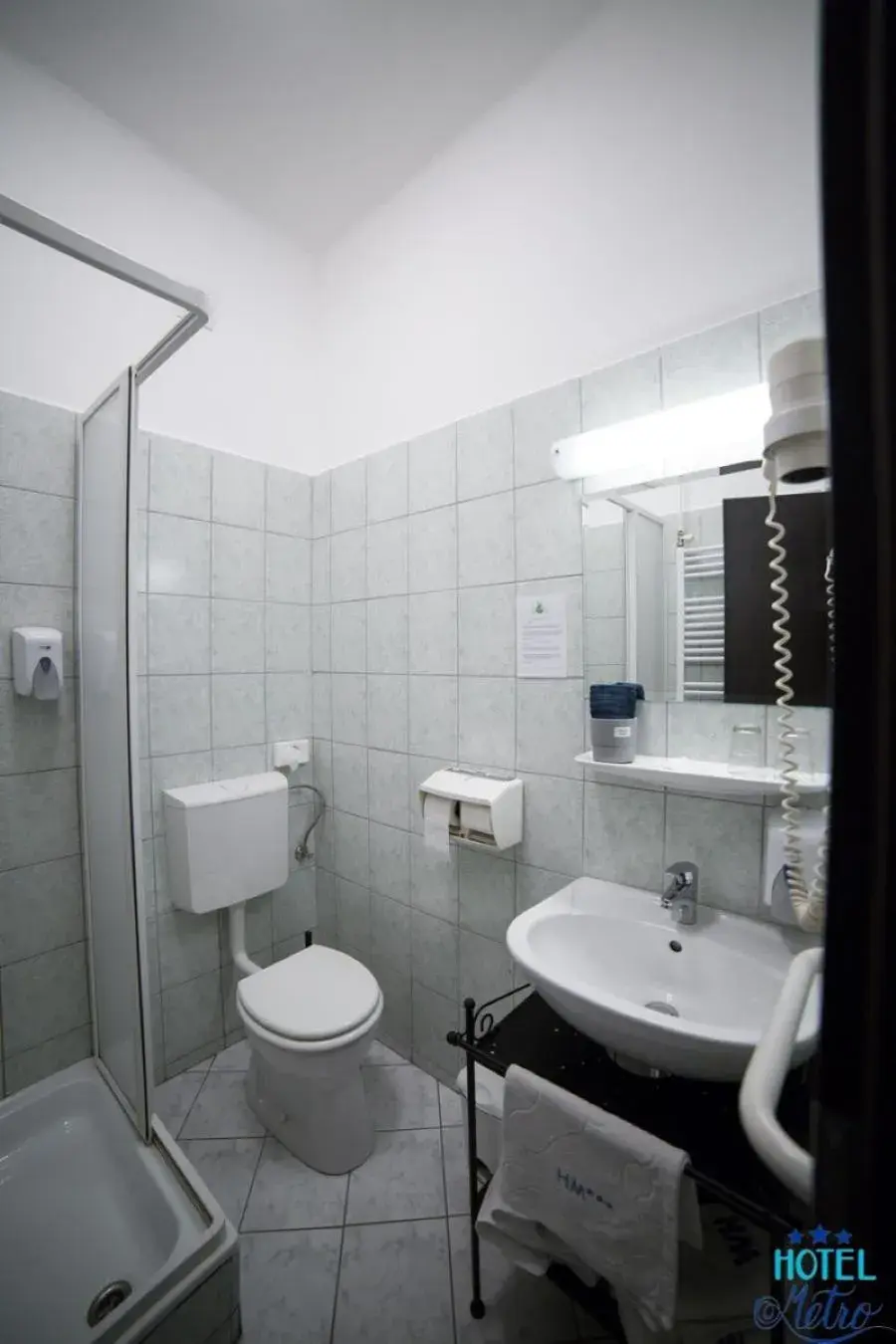 Shower, Bathroom in Hotel Metro
