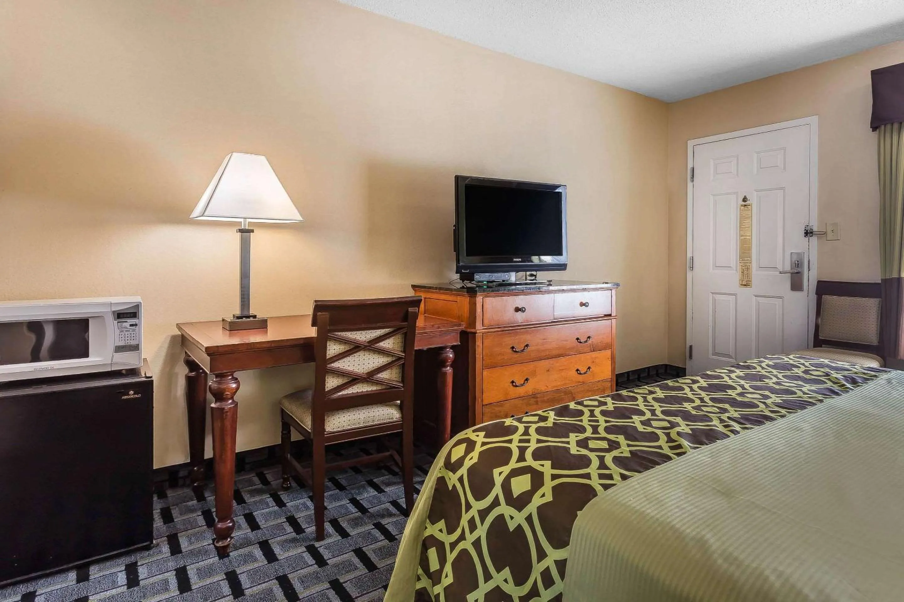 Photo of the whole room, Bed in Rodeway Inn Augusta South