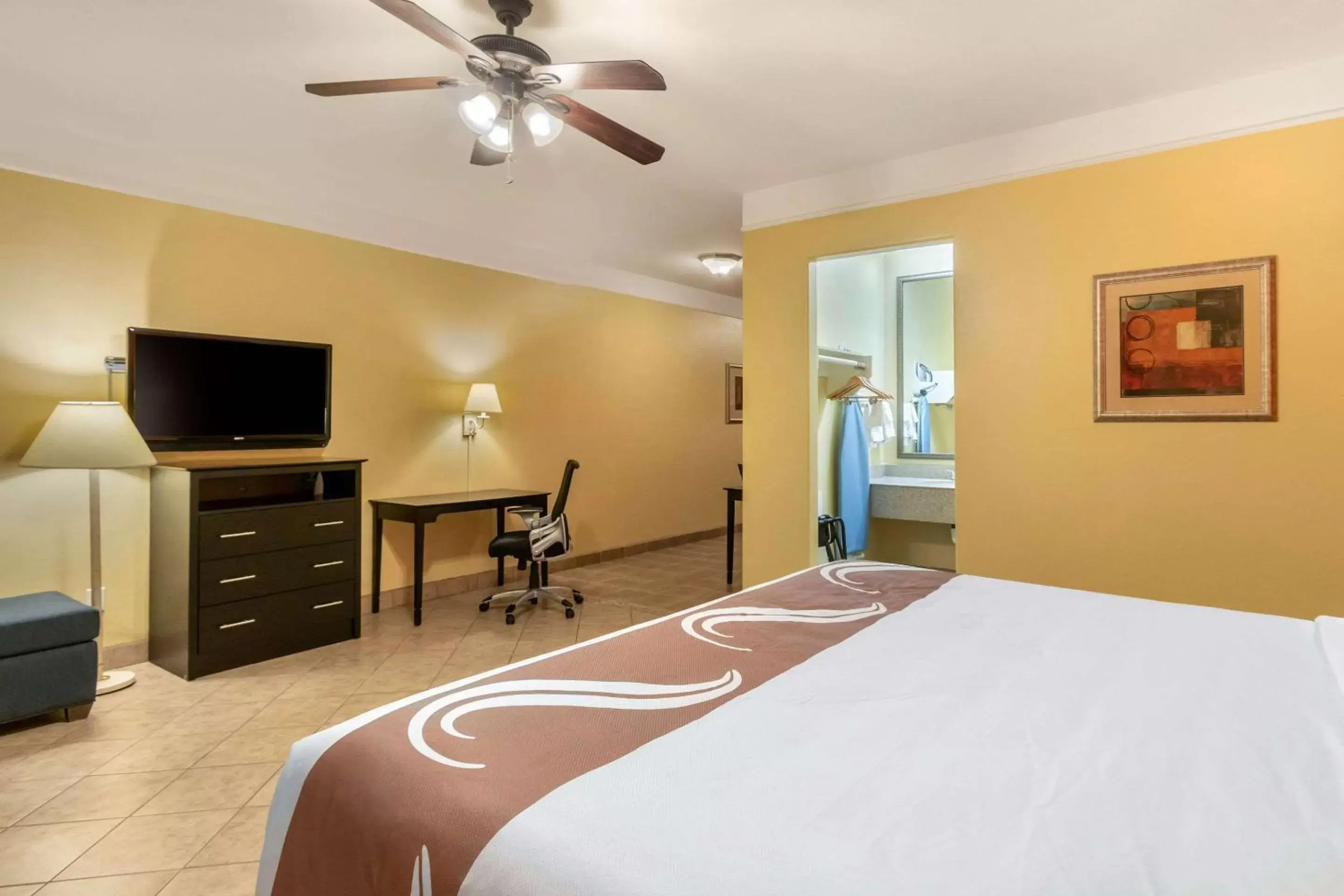 Photo of the whole room, Bed in Quality Inn & Suites at The Outlets Mercedes/Weslaco