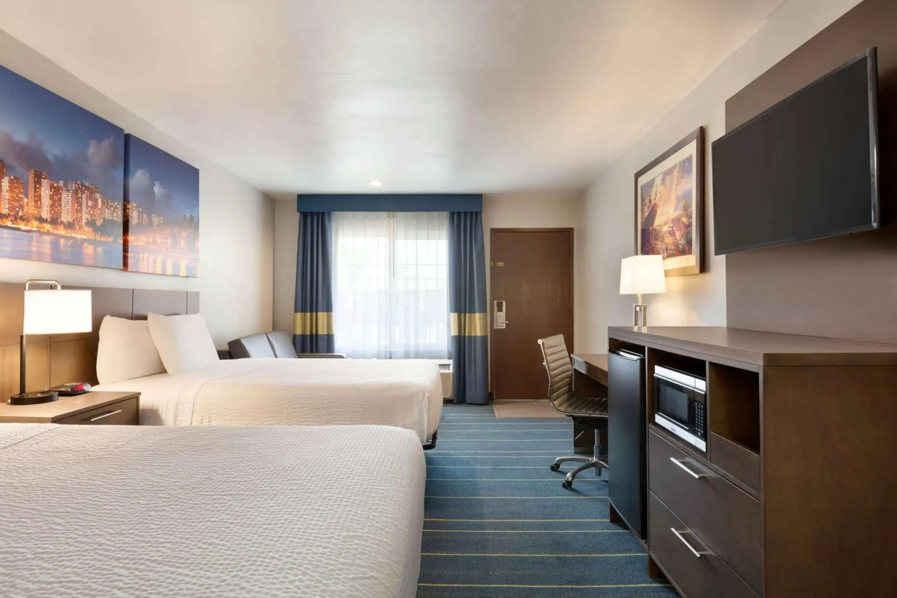 Bedroom, Bed in Days Inn & Suites by Wyndham Anaheim At Disneyland Park