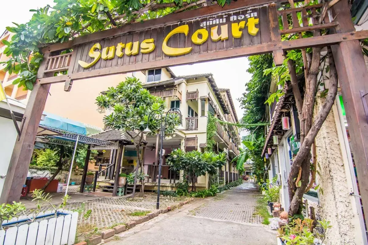 Facade/entrance, Property Building in Sutus Court 2