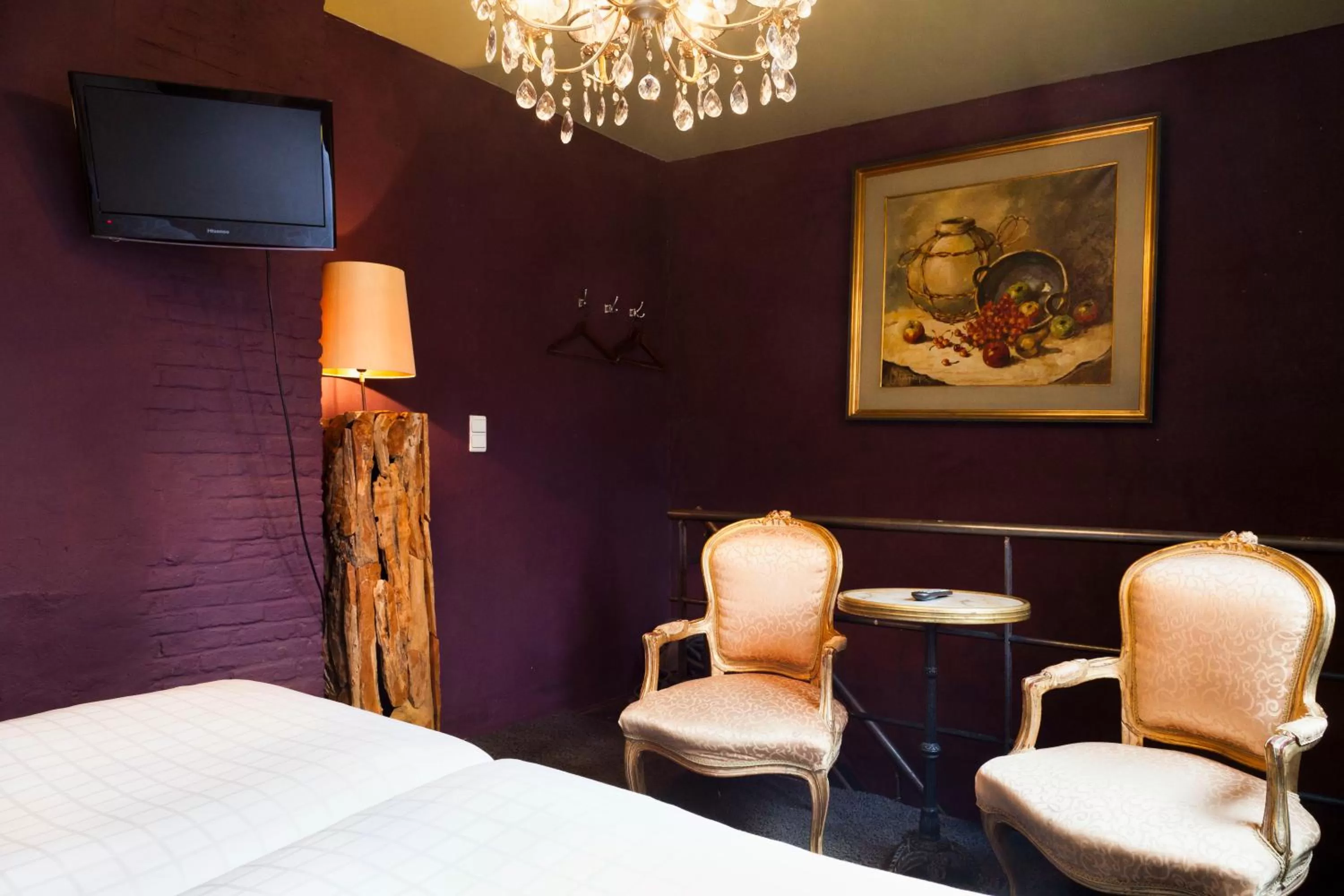 TV and multimedia in Hotel Diamonds and Pearls