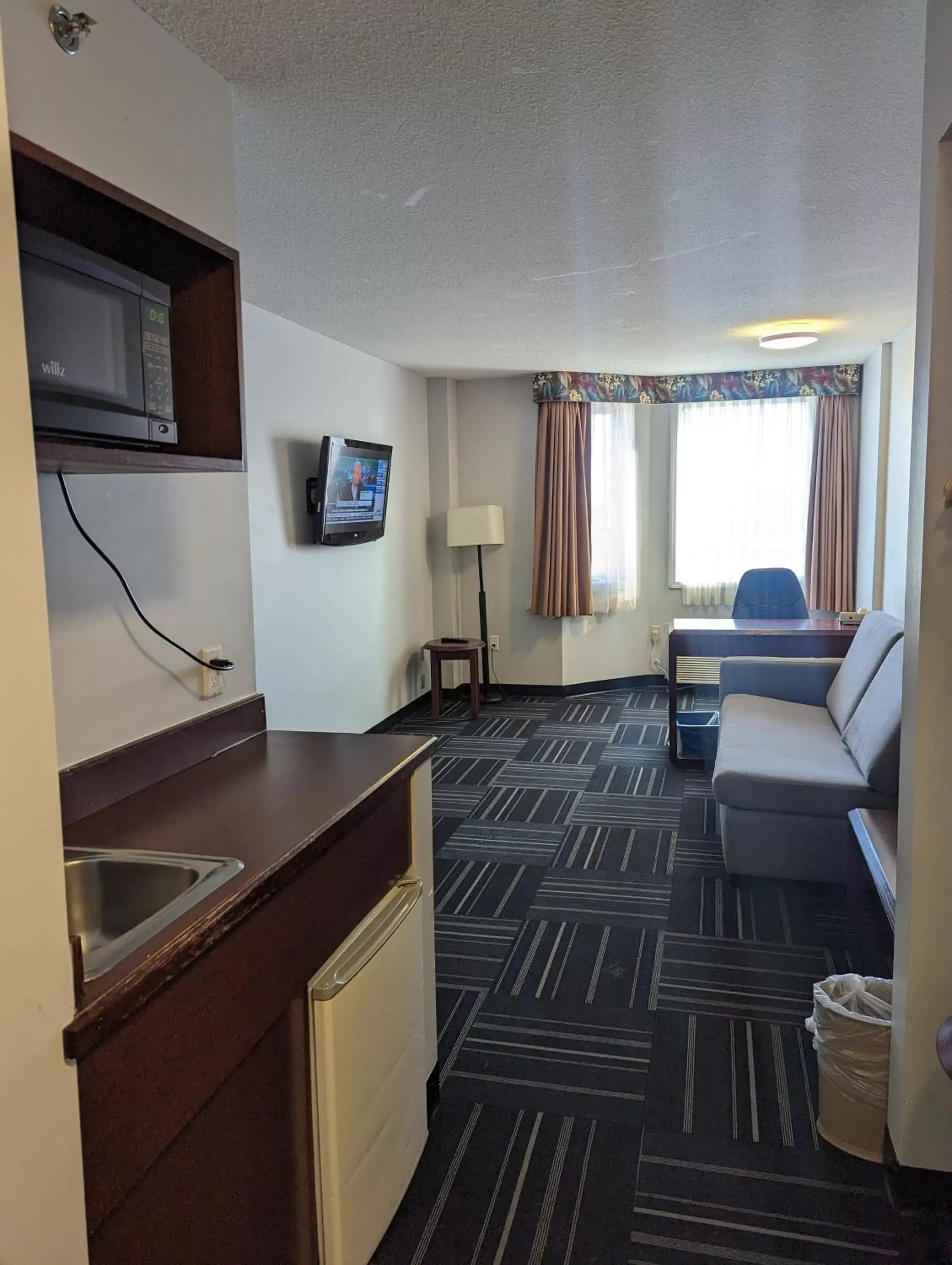 minibar, TV/Entertainment Center in DIVYA SUTRA Riviera Plaza and Conference Centre Calgary Airport