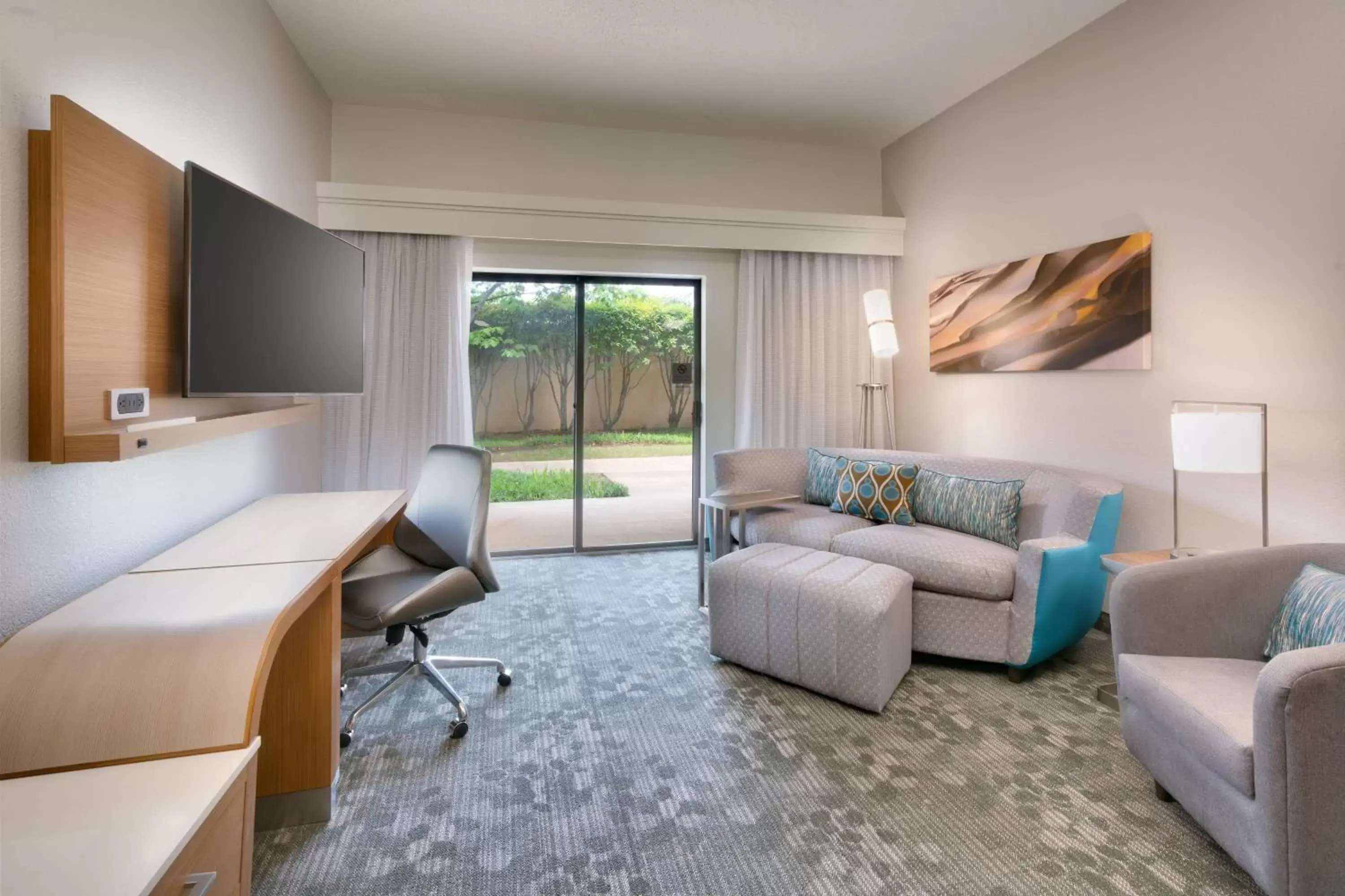 Living room in Courtyard by Marriott Oklahoma City Northwest