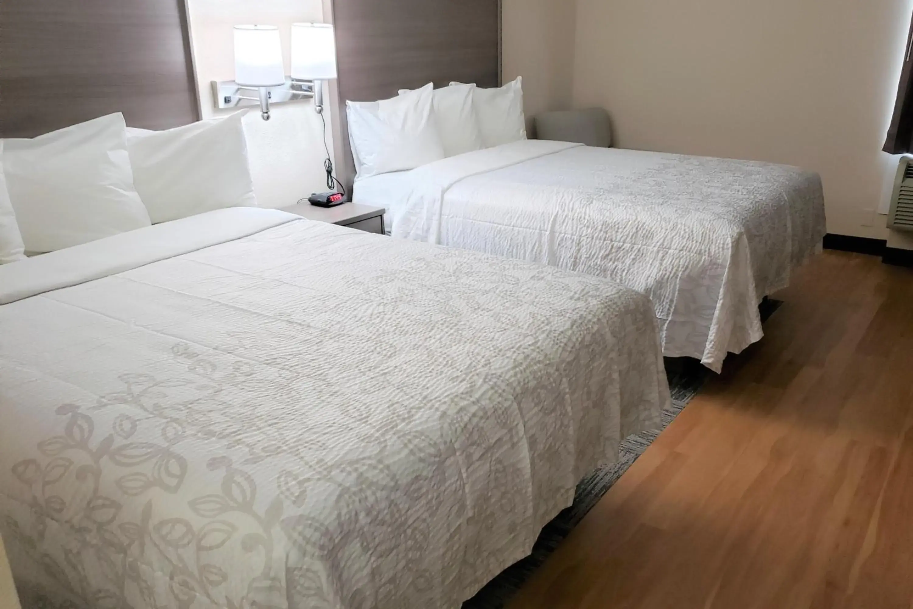 Photo of the whole room, Bed in Red Roof Inn Moss Point