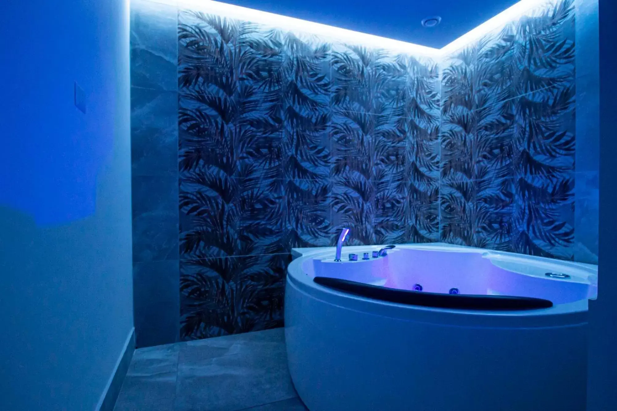 Hot Tub, Bathroom in Royal Playa Suite and Apartament