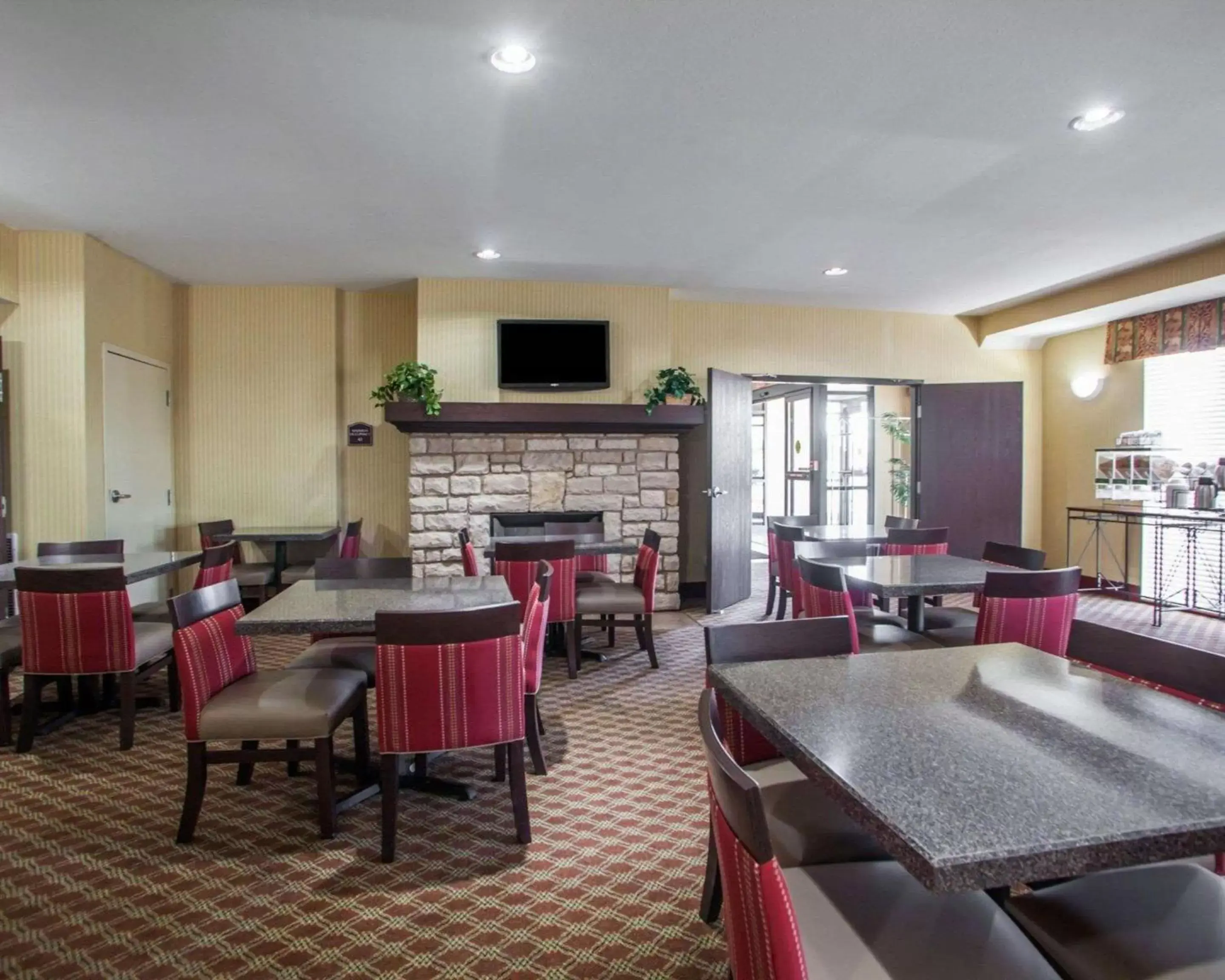Restaurant/places to eat in Comfort Inn & Suites Harrisonville Restaurant/places to eat in Comfort Inn & Suites Harrisonville