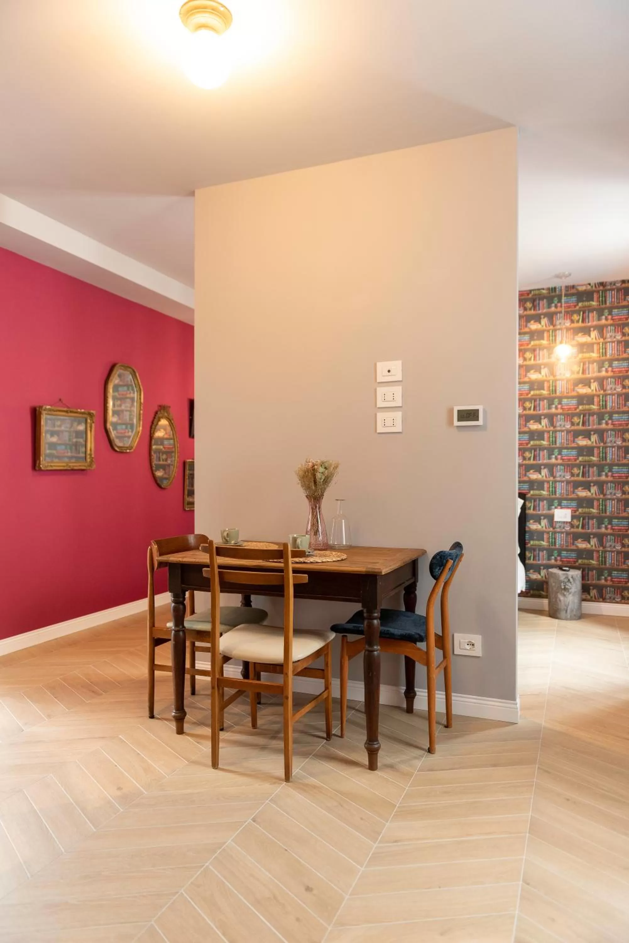 Dining area in CASA Room Apartments Machiavelli 13