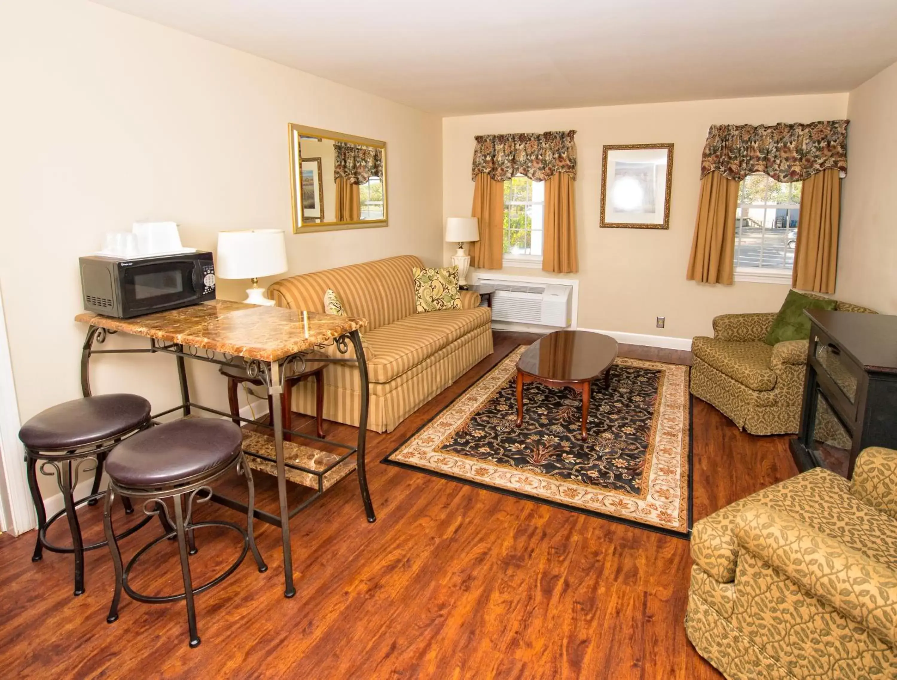 Living room, Seating Area in Colonial Inn Seekonk