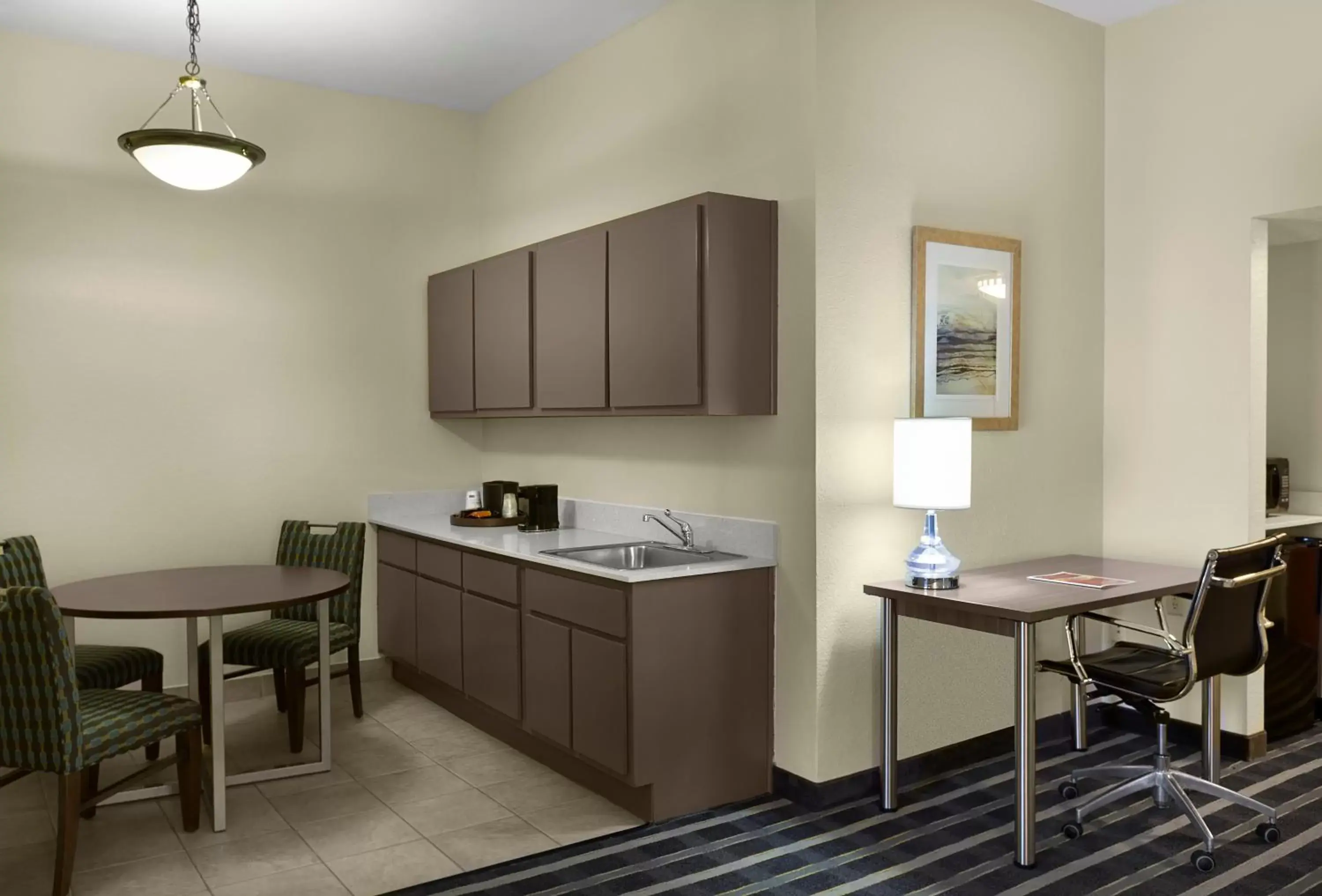 Kitchen or kitchenette, Kitchen/Kitchenette in Sky Point Hotel & Suites - Atlanta Airport