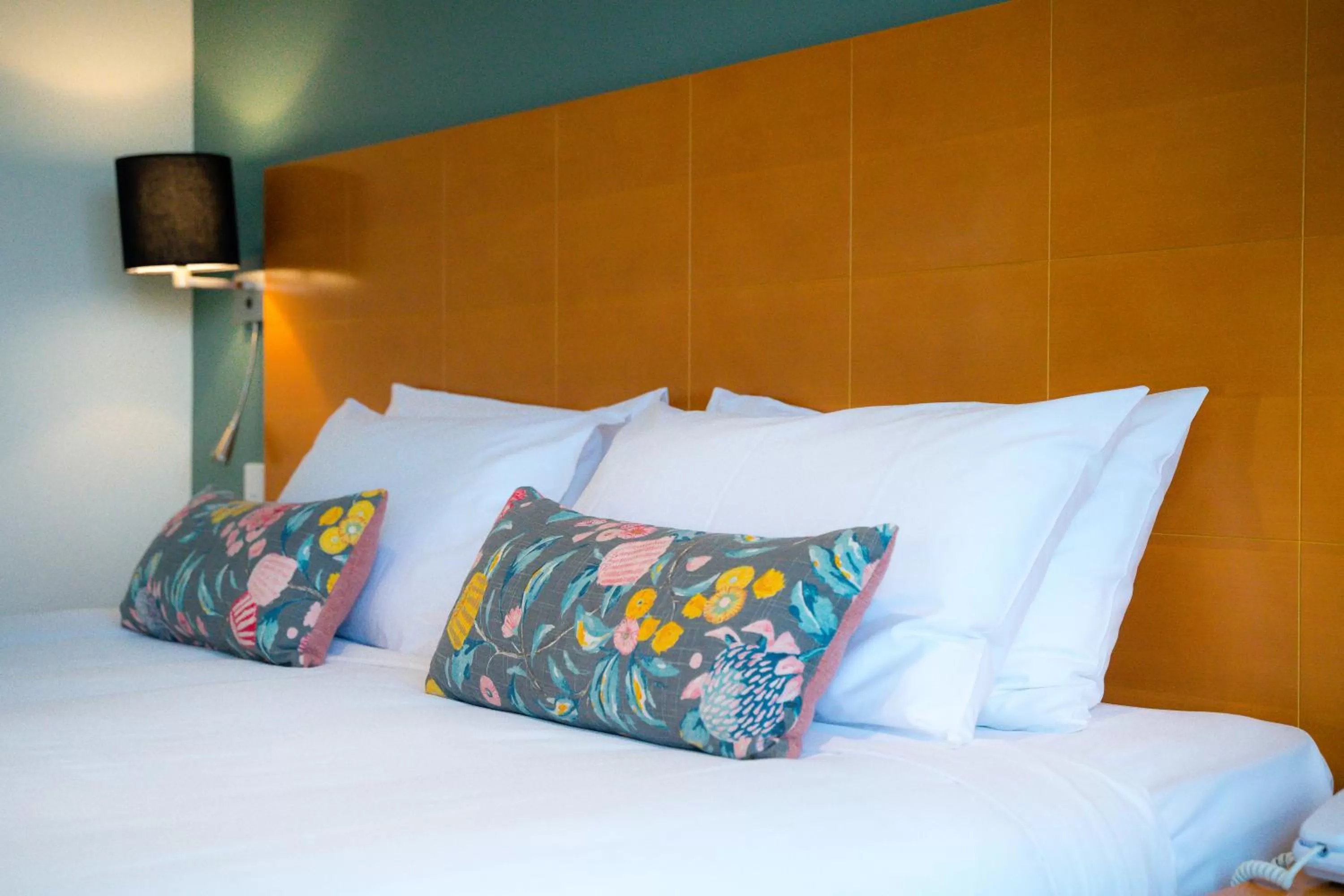 Bed in Nightelier Devonport Gateway Hotel