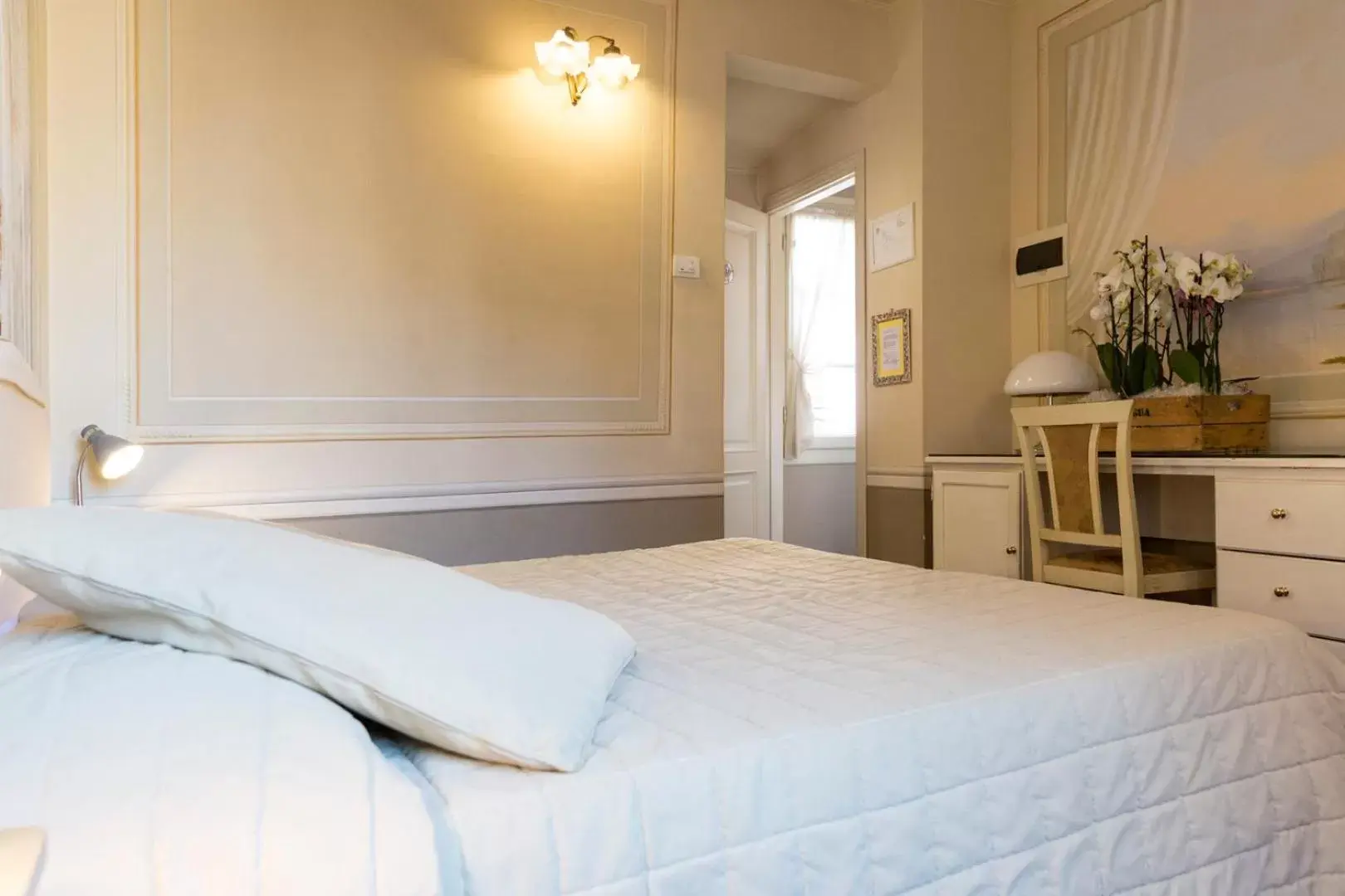 Photo of the whole room, Bed in Hotel Alla Corte degli Angeli