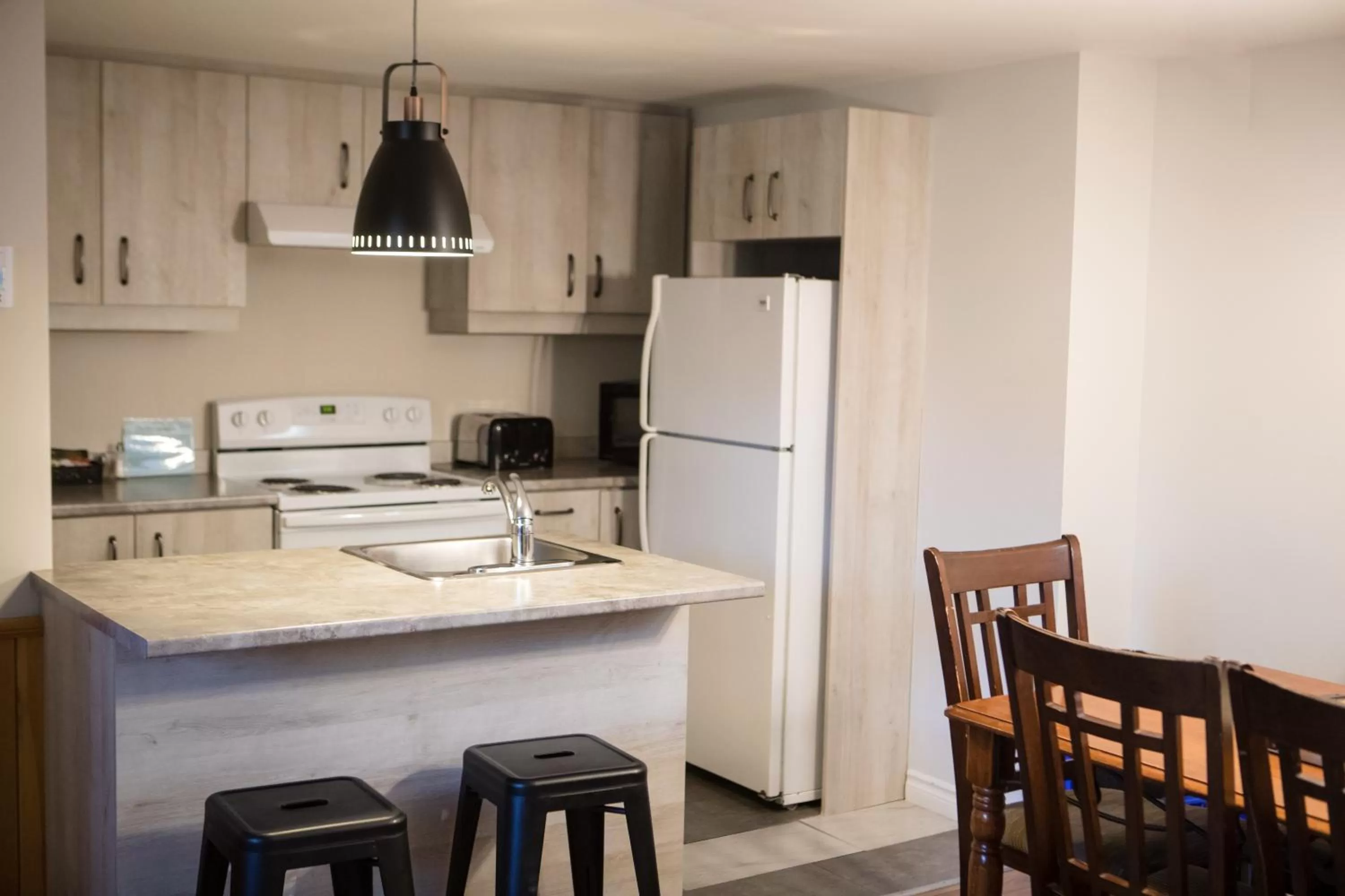 Kitchen/Kitchenette in Le Montagnard, Auberge Hôtel & Chalets