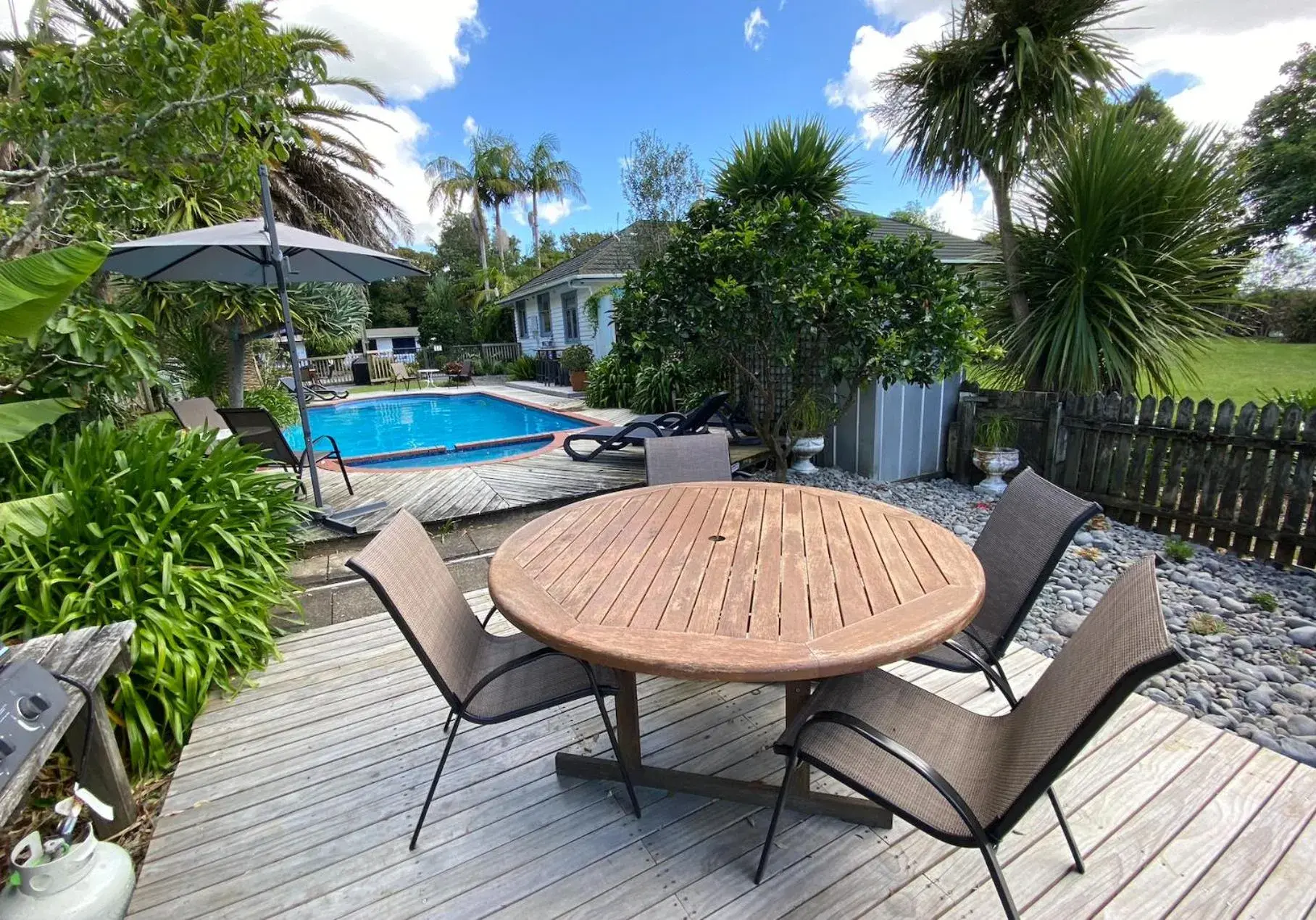 Swimming Pool in Colonial House Motel