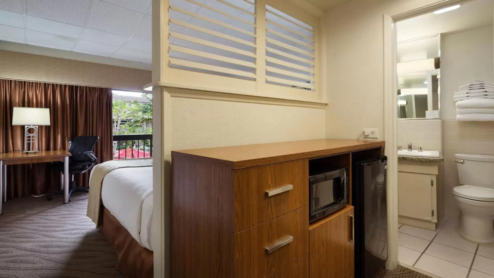 Bedroom, Kitchen/Kitchenette in Best Western Naples Inn & Suites