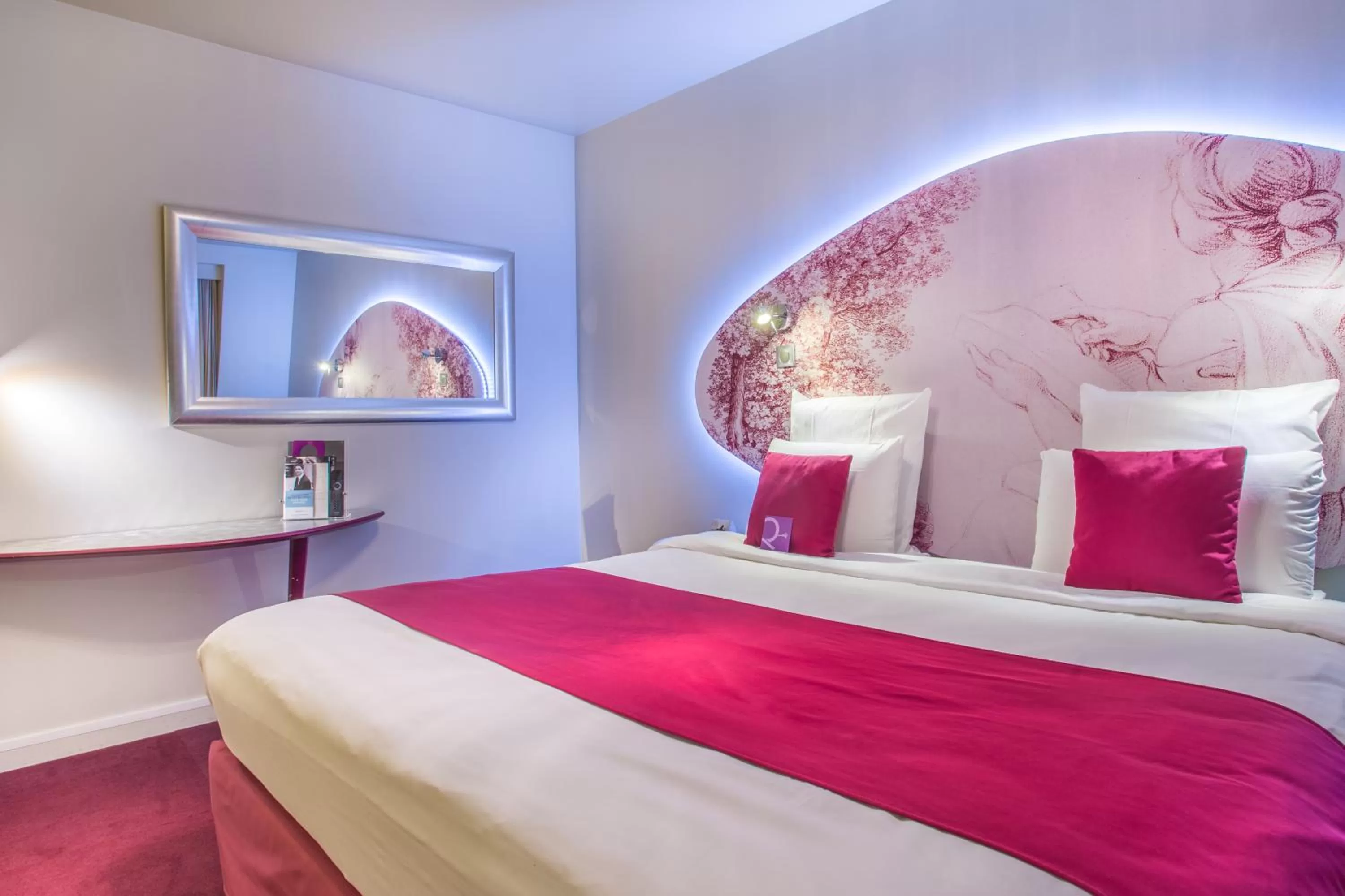 Photo of the whole room, Bed in Mercure Paris Bastille Marais