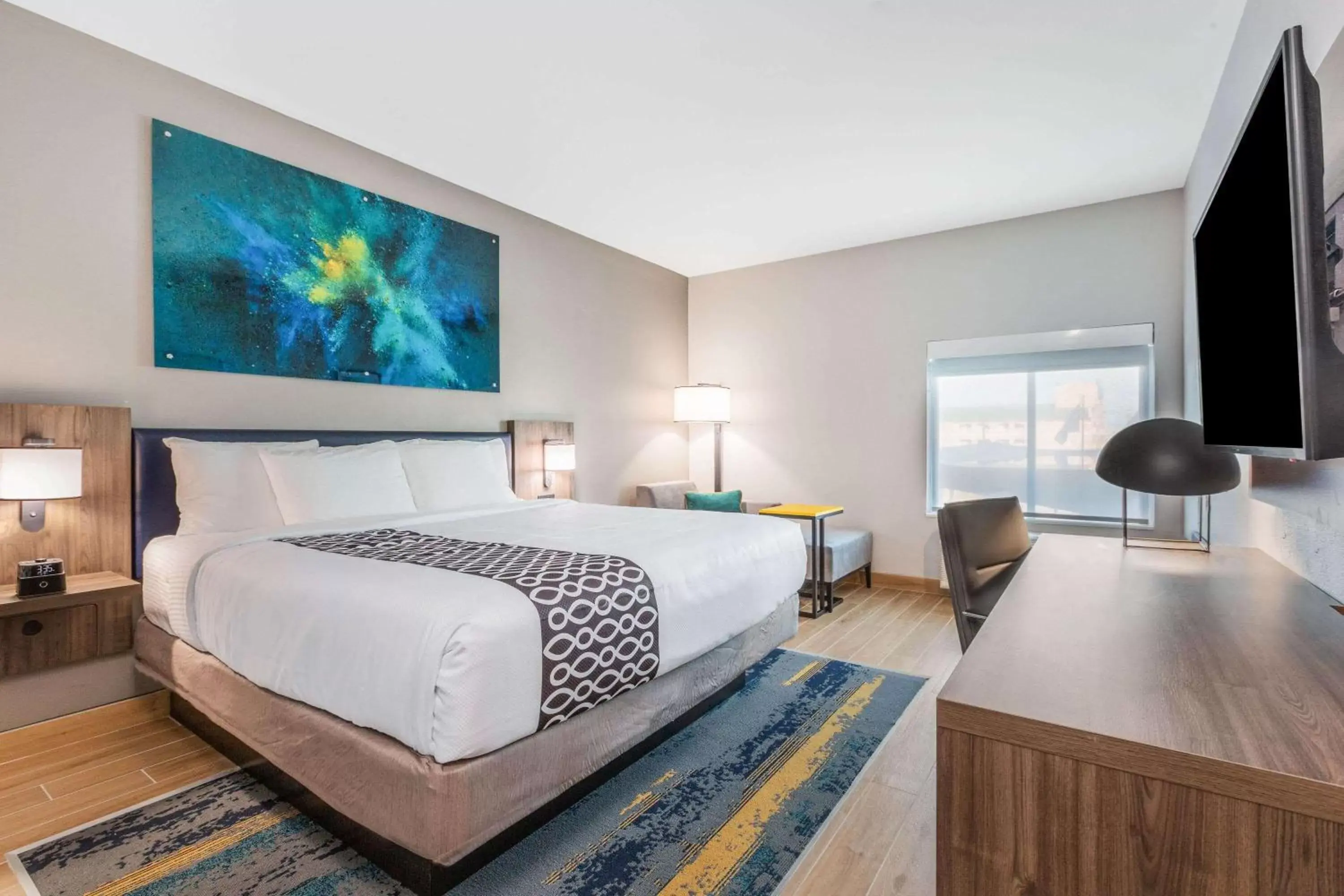 Bed in La Quinta Inn & Suites by Wyndham Galveston West Seawall
