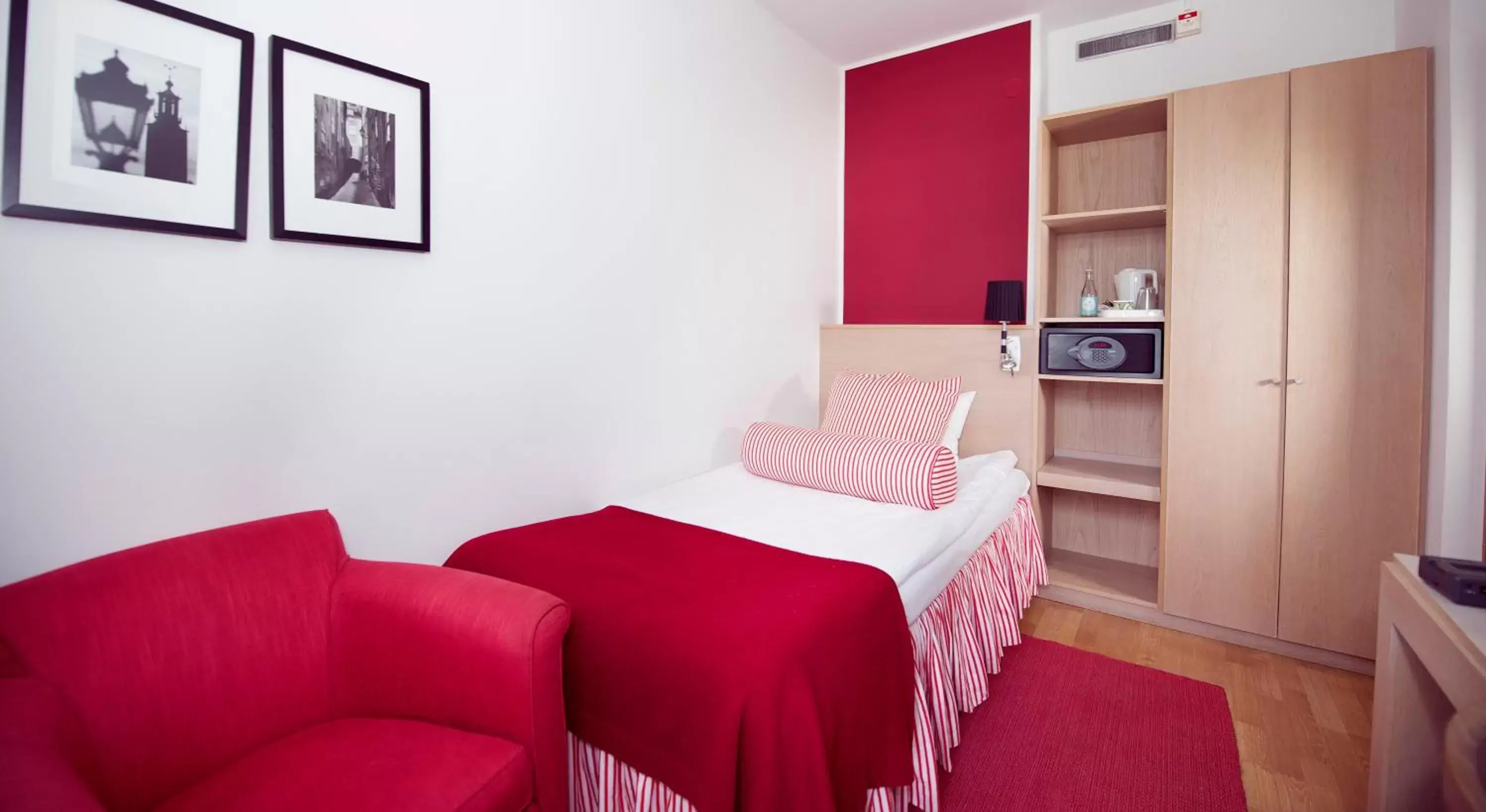 Bed, Seating Area in Clarion Collection Hotel Wellington