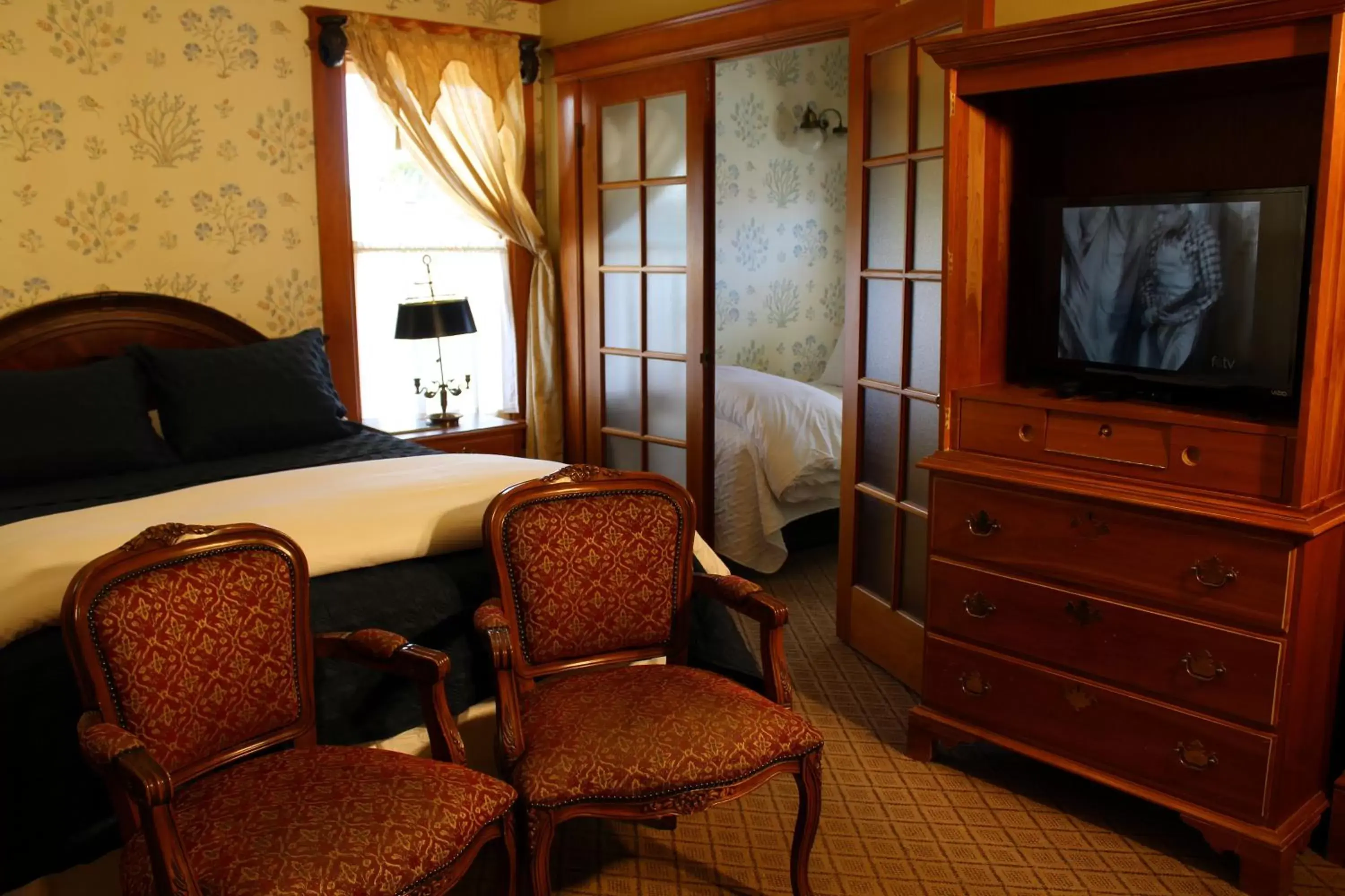 TV and multimedia, Seating Area in Pacific Grove Inn