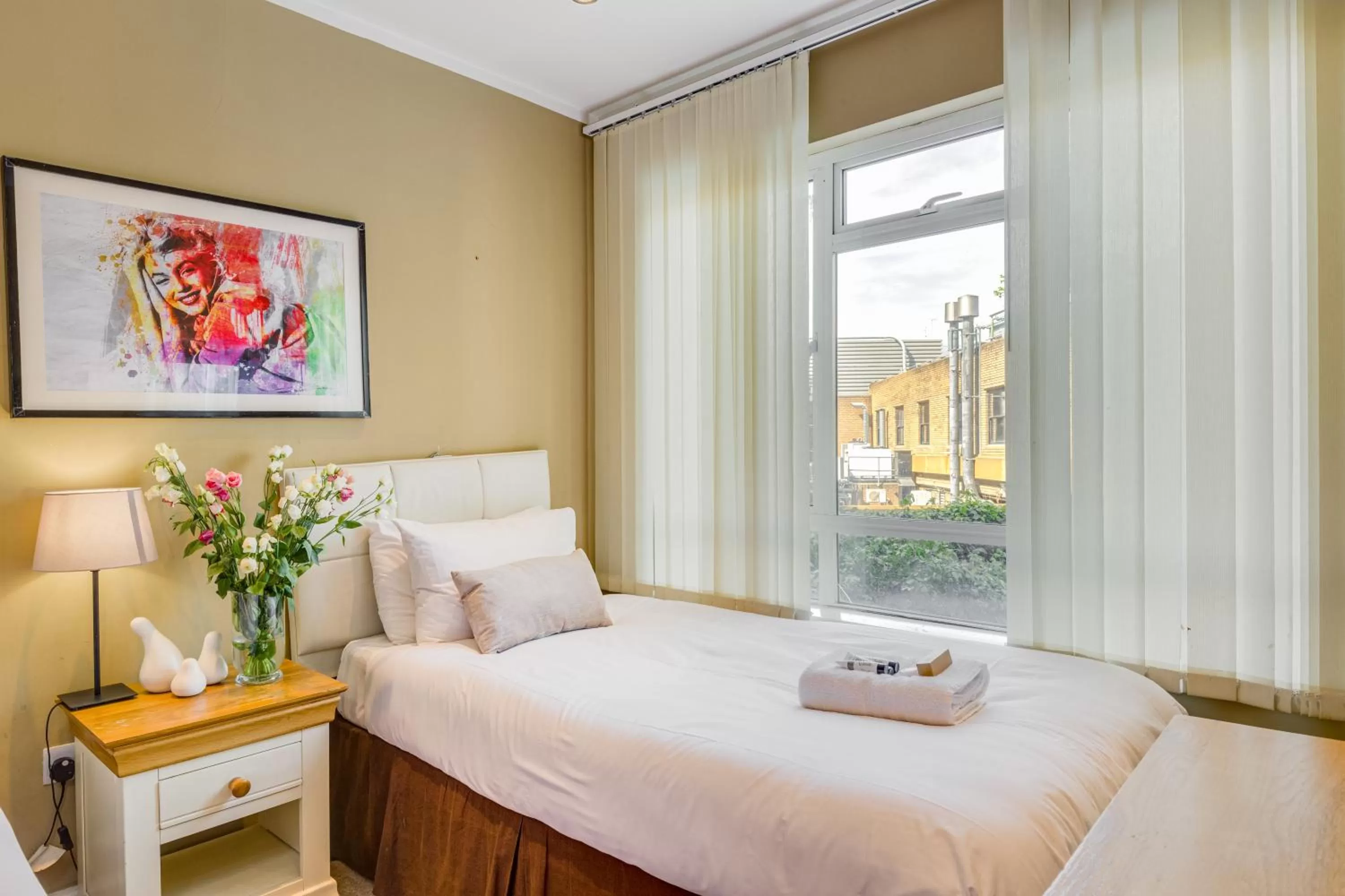 Bed in 1 Lexham Gardens Hotel