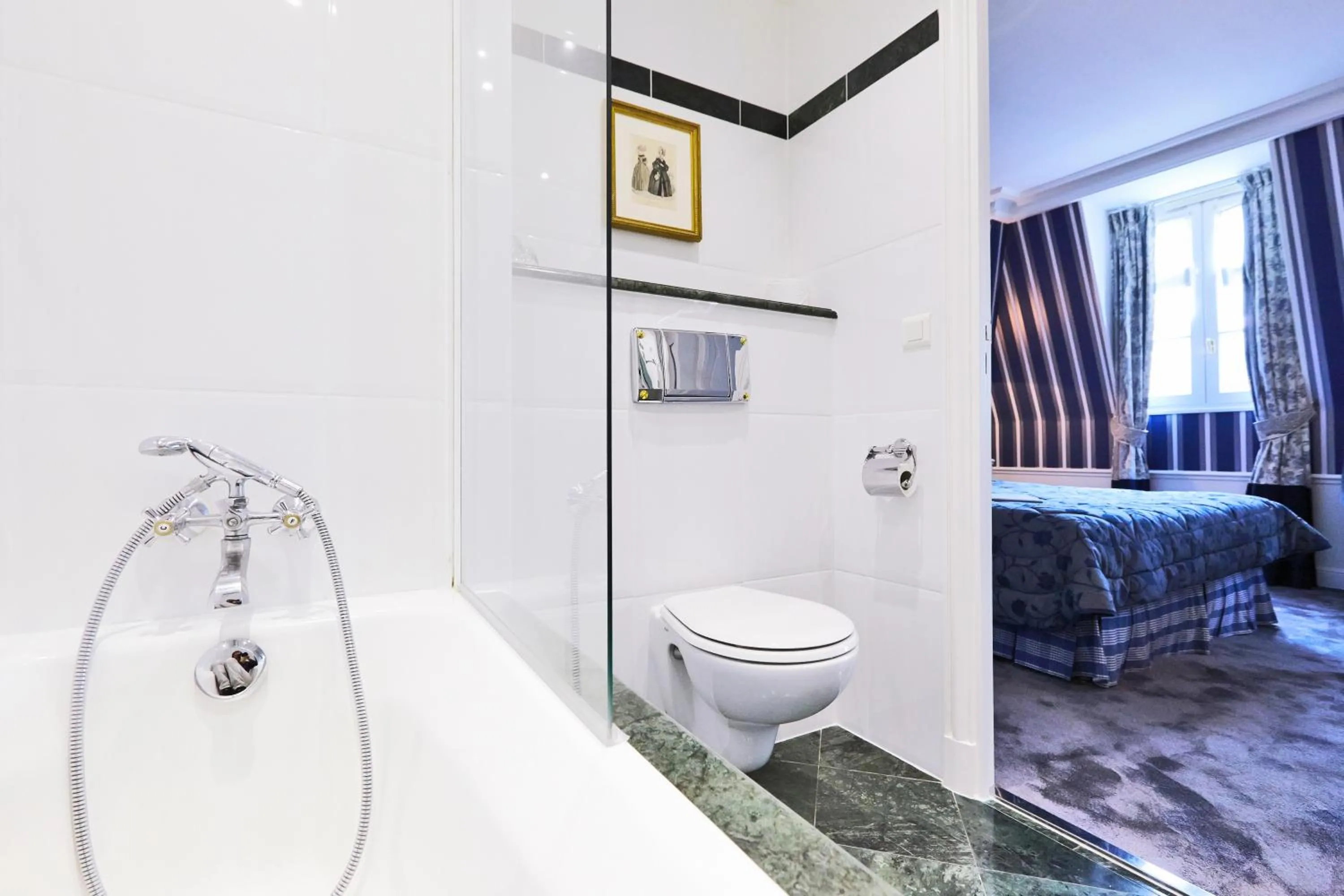 Toilet, Bed in Golden Tulip Washington Opera